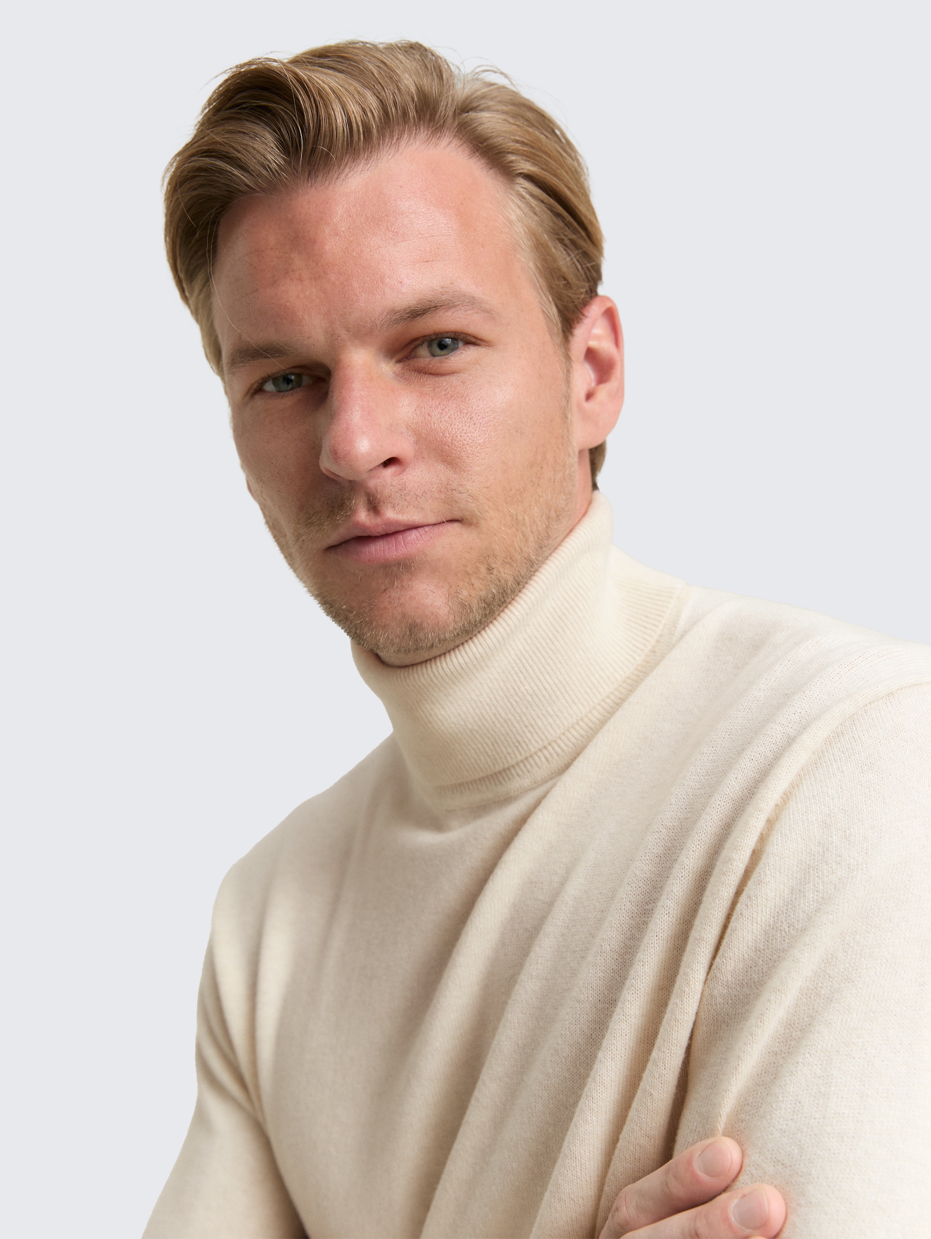 Rollkragenpullover mit Kaschmir-Anteil - soft buttercream melange - Detail-Model-Ansicht