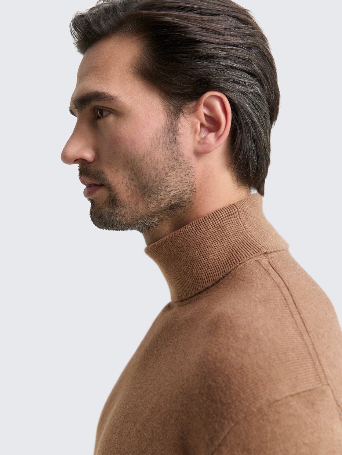 Rollkragenpullover mit Kaschmir-Anteil - dark taupe melange - Detail-Model-Ansicht