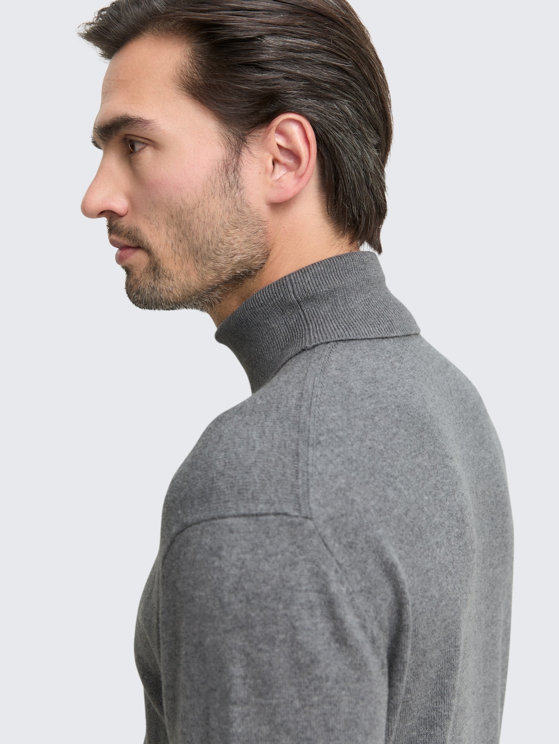 Rollkragenpullover mit Kaschmir-Anteil - classic dark grey melange - Detail-Model-Ansicht
