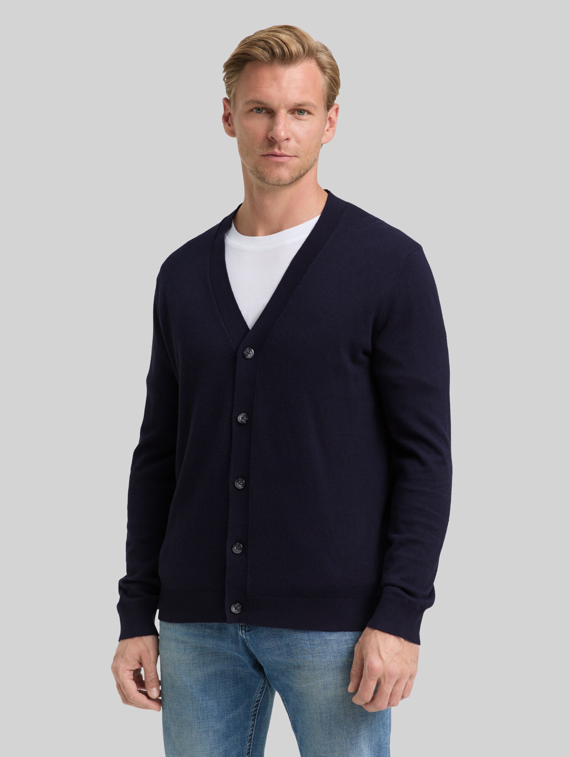 Strickjacke mit Kaschmir-Anteil - Knitted Navy Melange - Ausschnitt Model-Vorderansicht