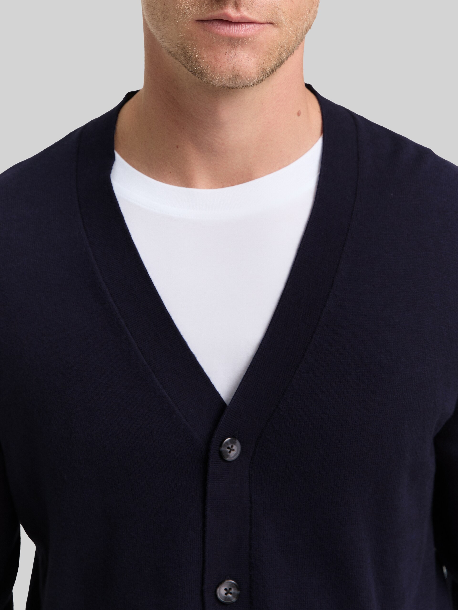 Strickjacke mit Kaschmir-Anteil - Knitted Navy Melange - Detail-Model-Ansicht
