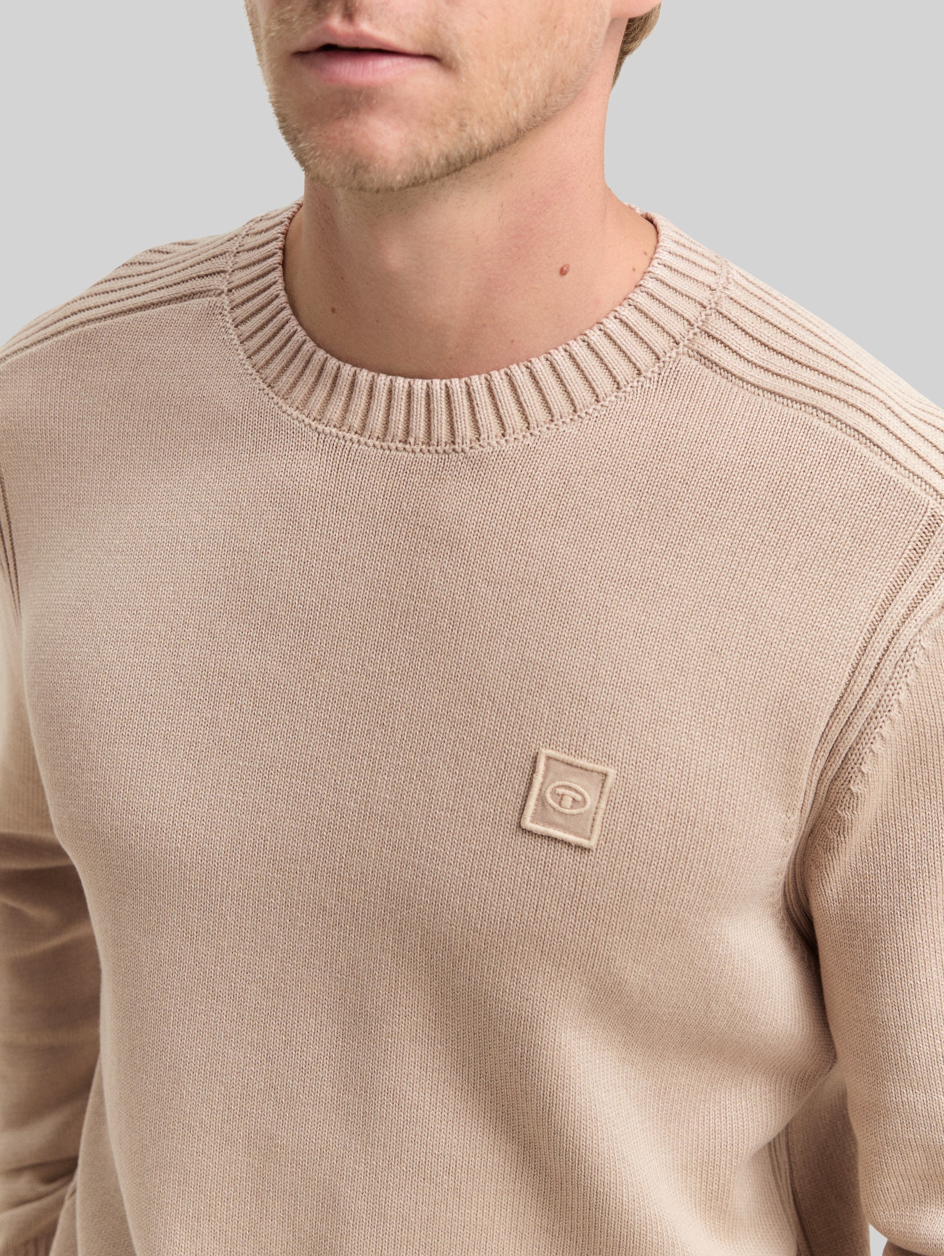 Strickpullover im Washed-Look aus Baumwolle - light cashmere - Detail-Model-Ansicht