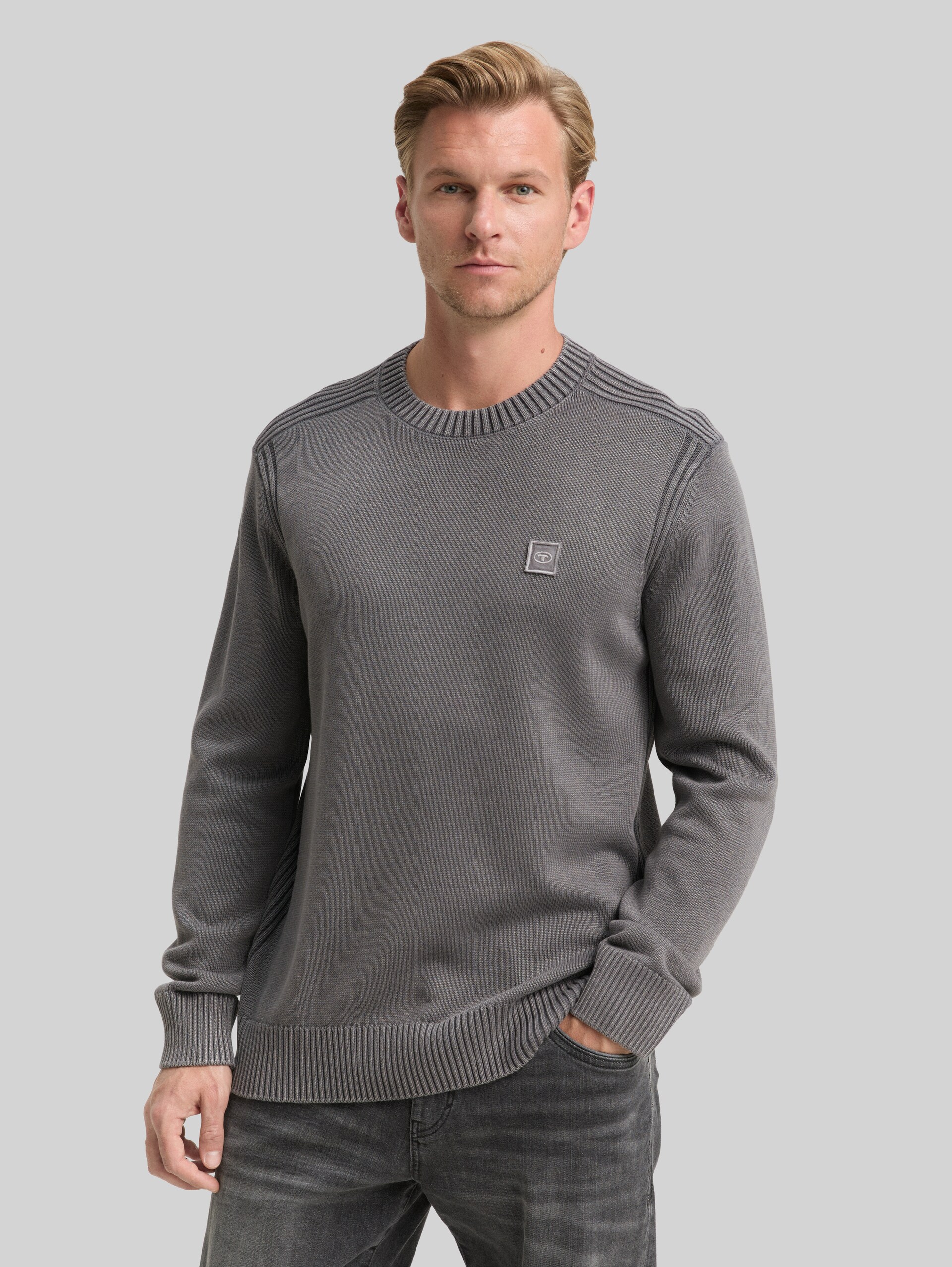 Washed-look knitted jumper made from cotton - classic dark grey - Neckline model front view