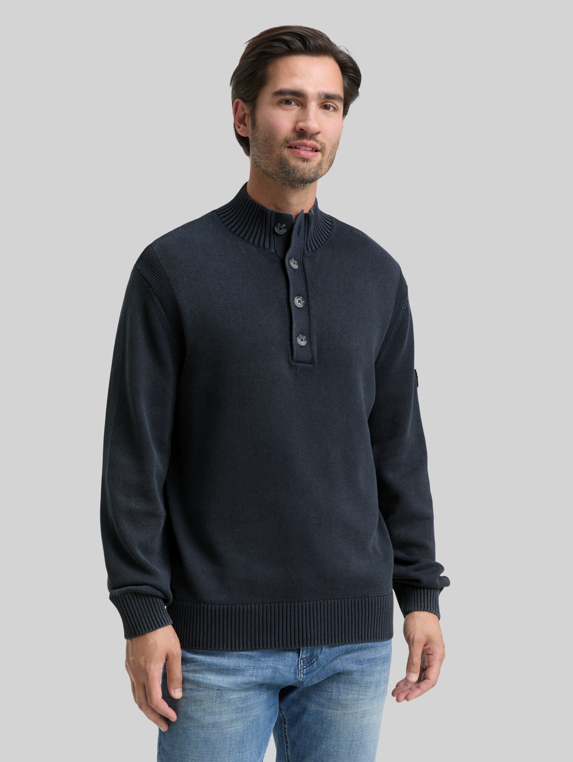 Troyer knitted jumper in a washed cotton look - sky captain blue - Neckline model front view