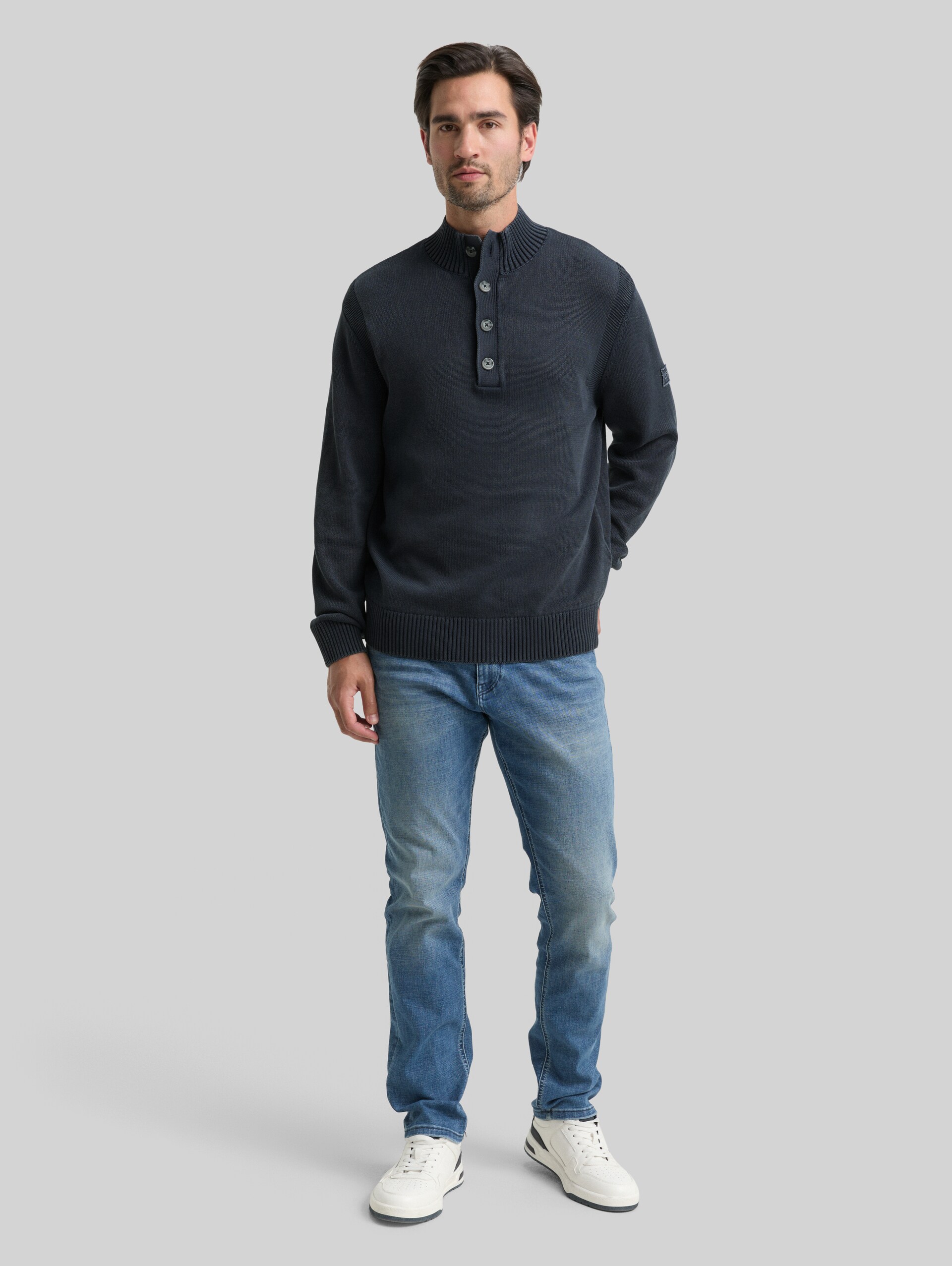 Troyer knitted jumper in a washed cotton look - sky captain blue - Model front view