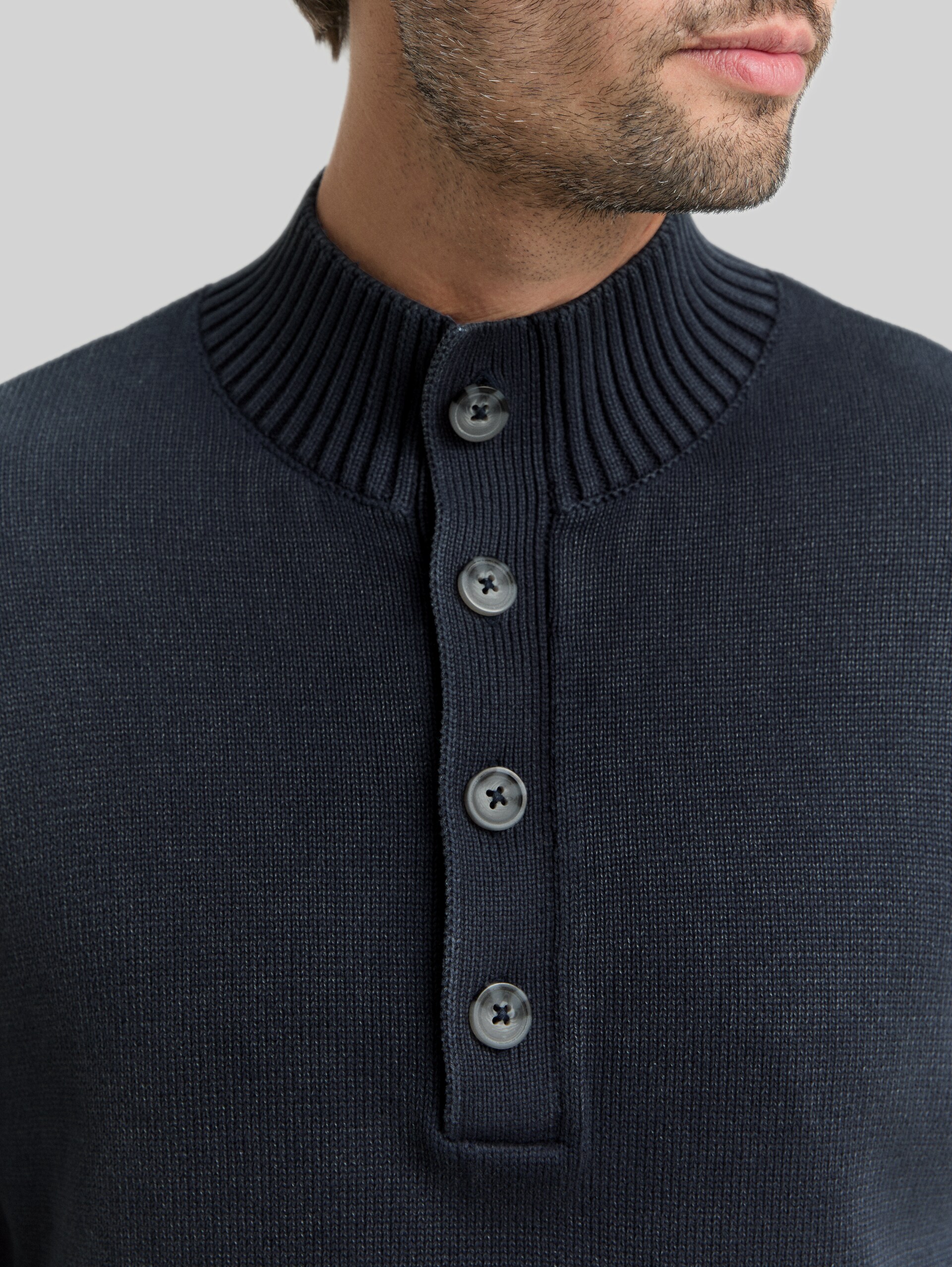 Troyer knitted jumper in a washed cotton look - sky captain blue - Detail model view