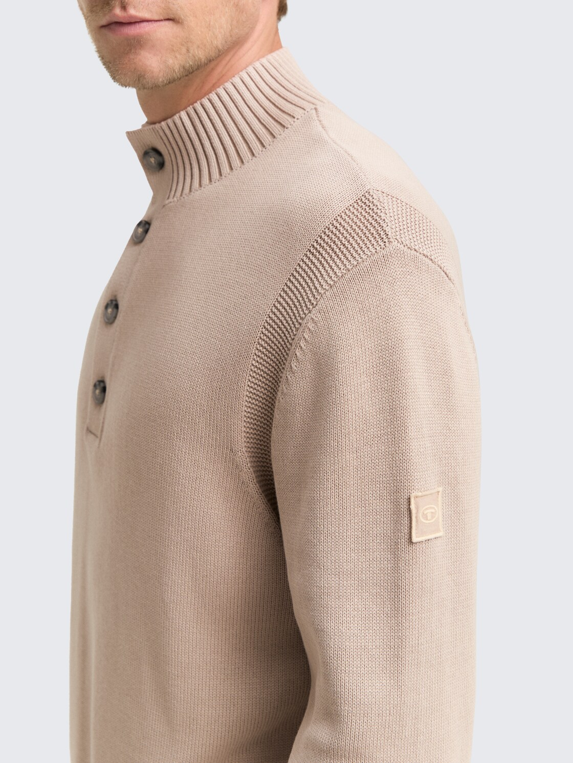 Troyer Strickpullover im Washed-Look aus Baumwolle - light cashmere - Detail-Model-Ansicht