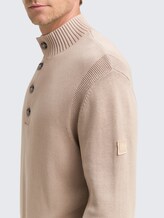 Troyer Strickpullover im Washed-Look aus Baumwolle - light cashmere - Detail-Model-Ansicht