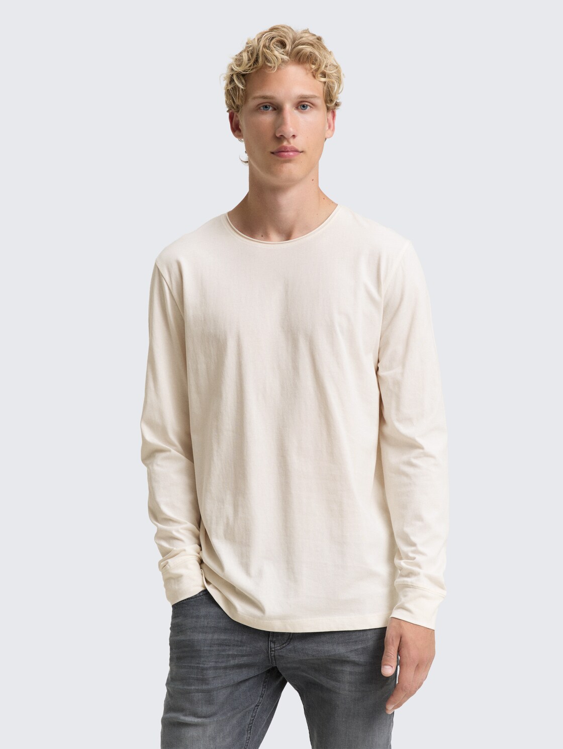 Langarmshirt aus Baumwolle - Gardenia White - Ausschnitt Model-Vorderansicht