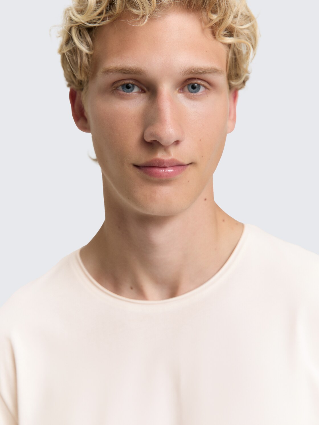 Langarmshirt aus Baumwolle - Gardenia White - Detail-Model-Ansicht