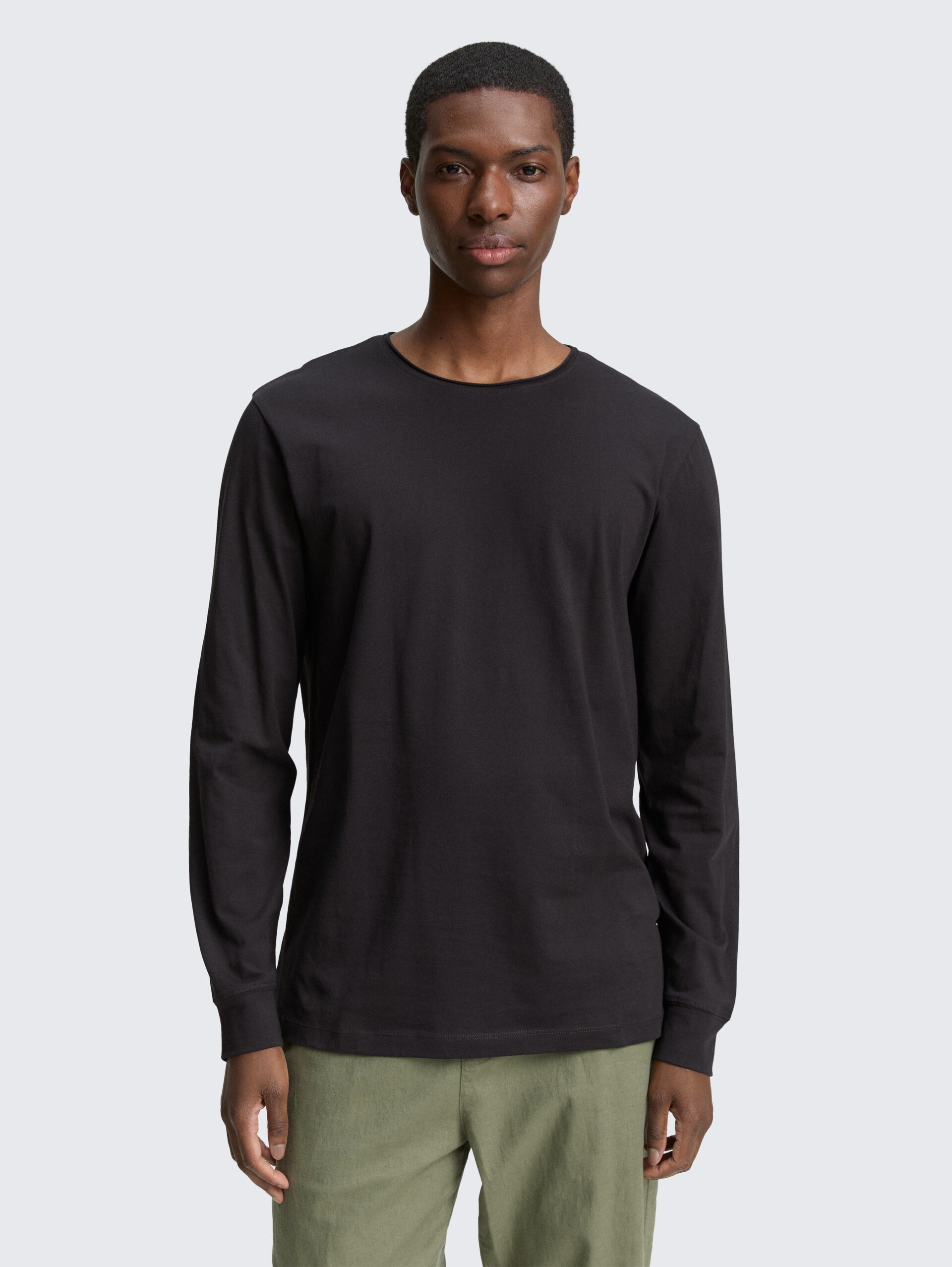 Langarmshirt aus Baumwolle - Night Watch Black - Ausschnitt Model-Vorderansicht
