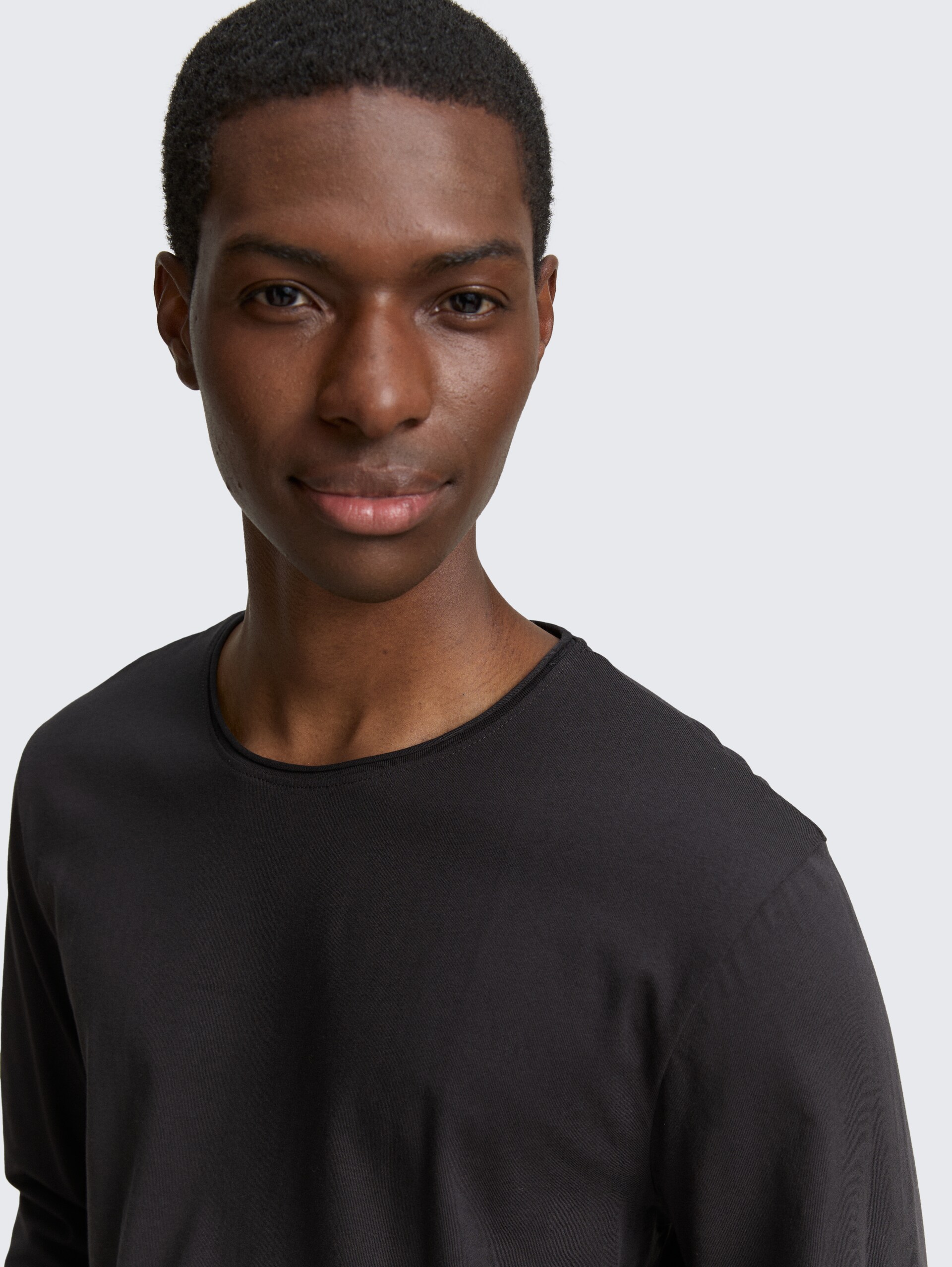 Langarmshirt aus Baumwolle - Night Watch Black - Detail-Model-Ansicht