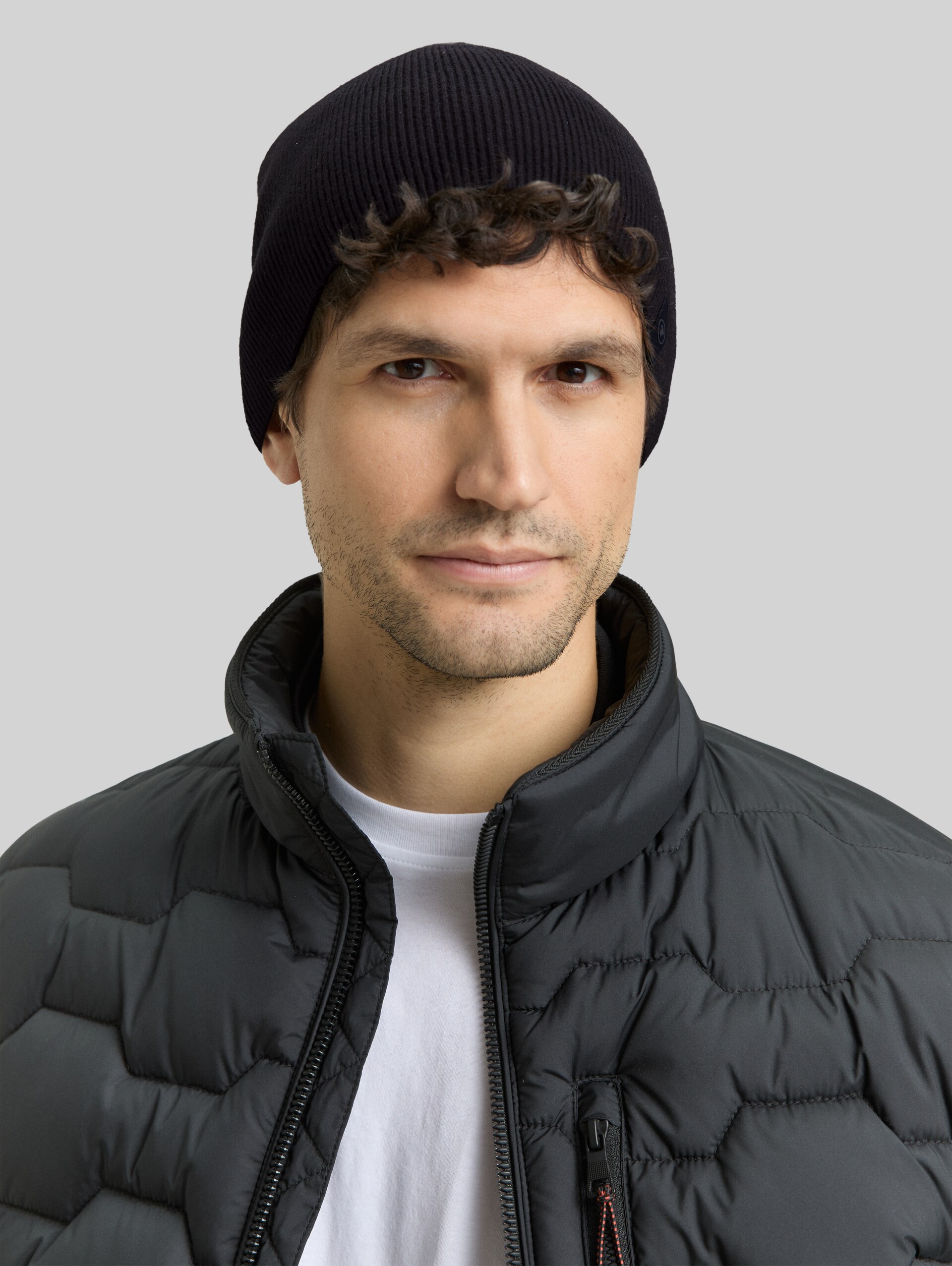 Beanie hat with cashmere content - Black - Neckline model front view