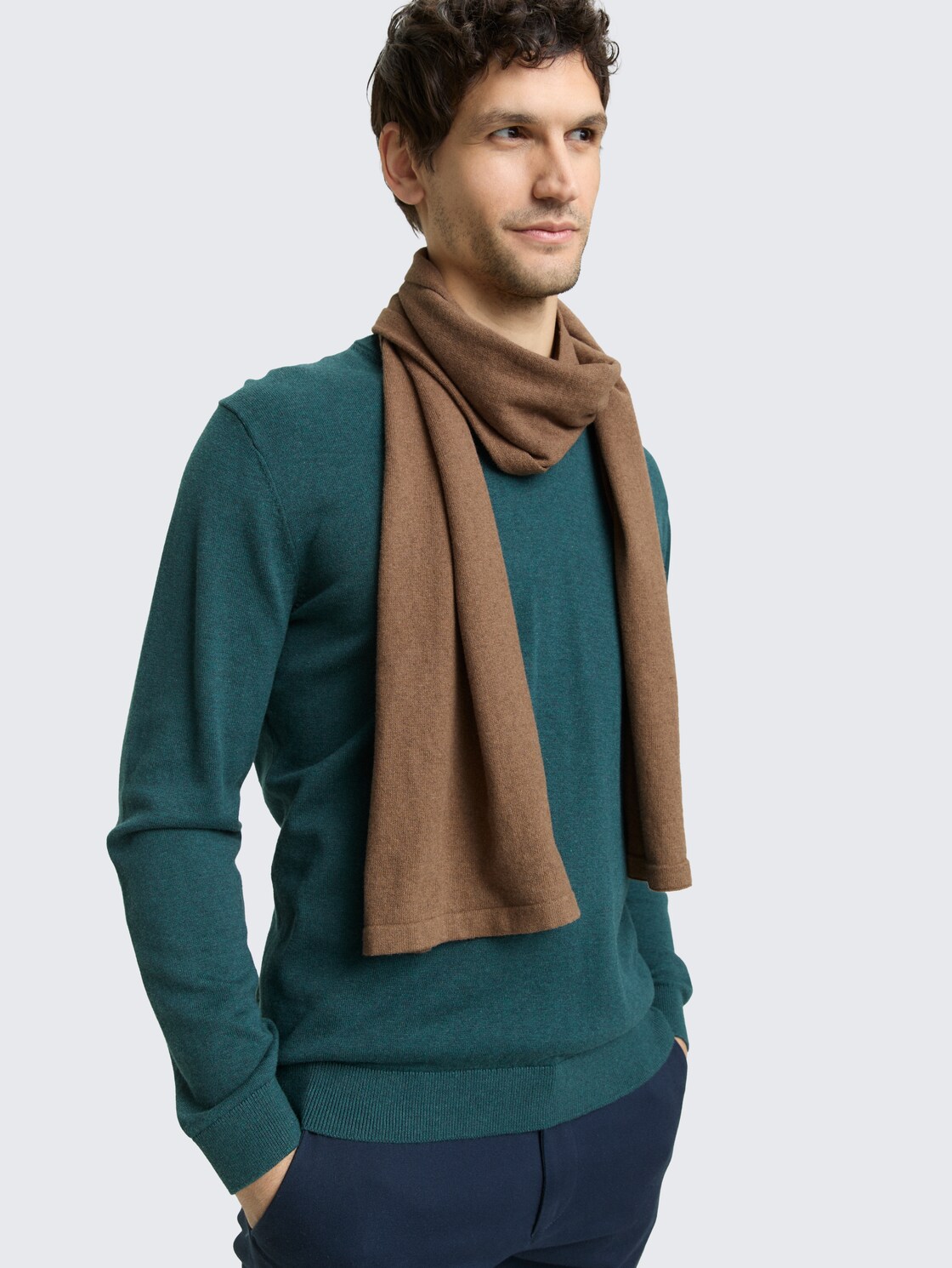 Schal mit Kaschmir-Anteil - dark taupe melange - Ausschnitt Model-Vorderansicht