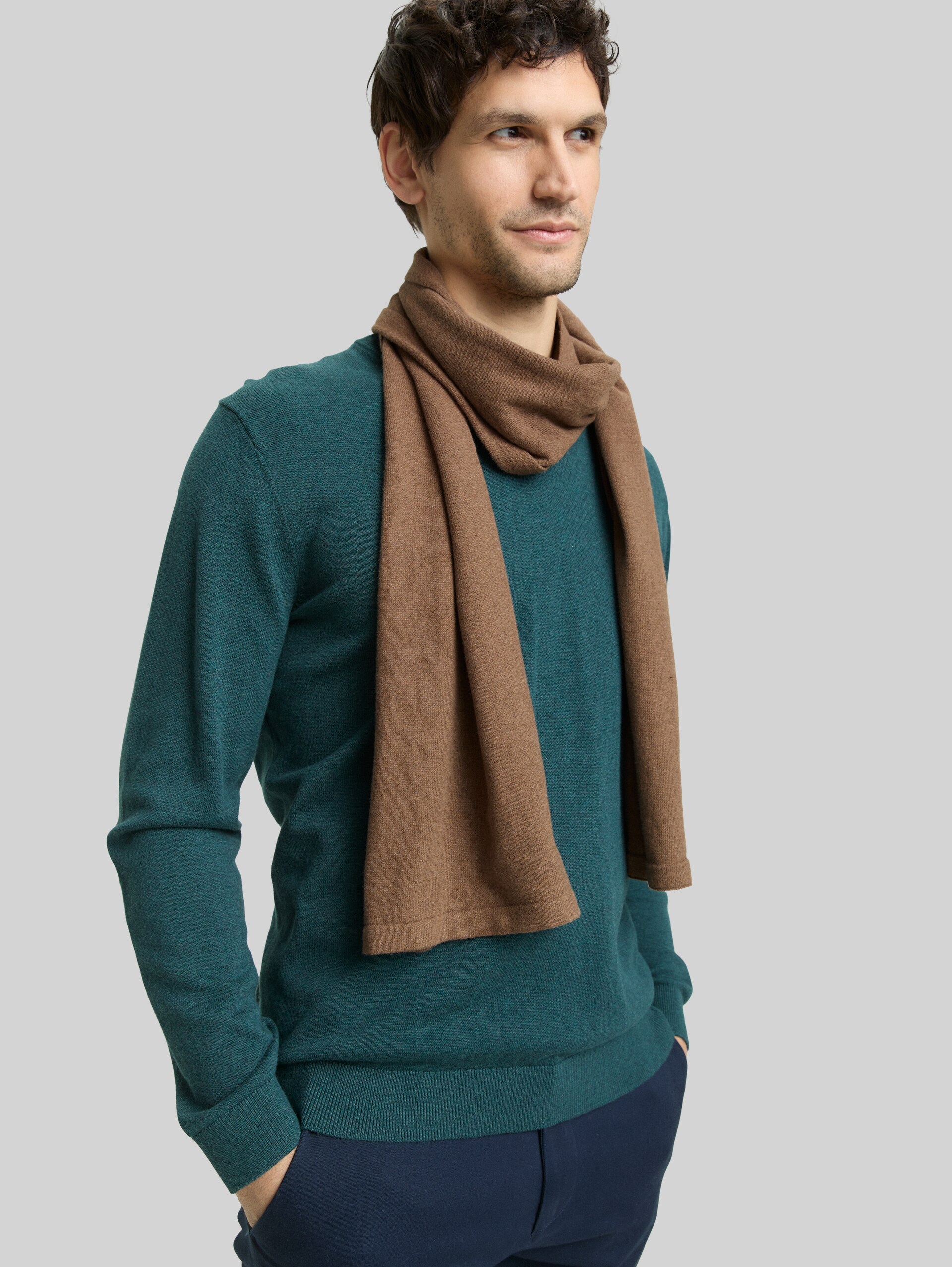 Scarf with cashmere content - dark taupe melange - Neckline model front view