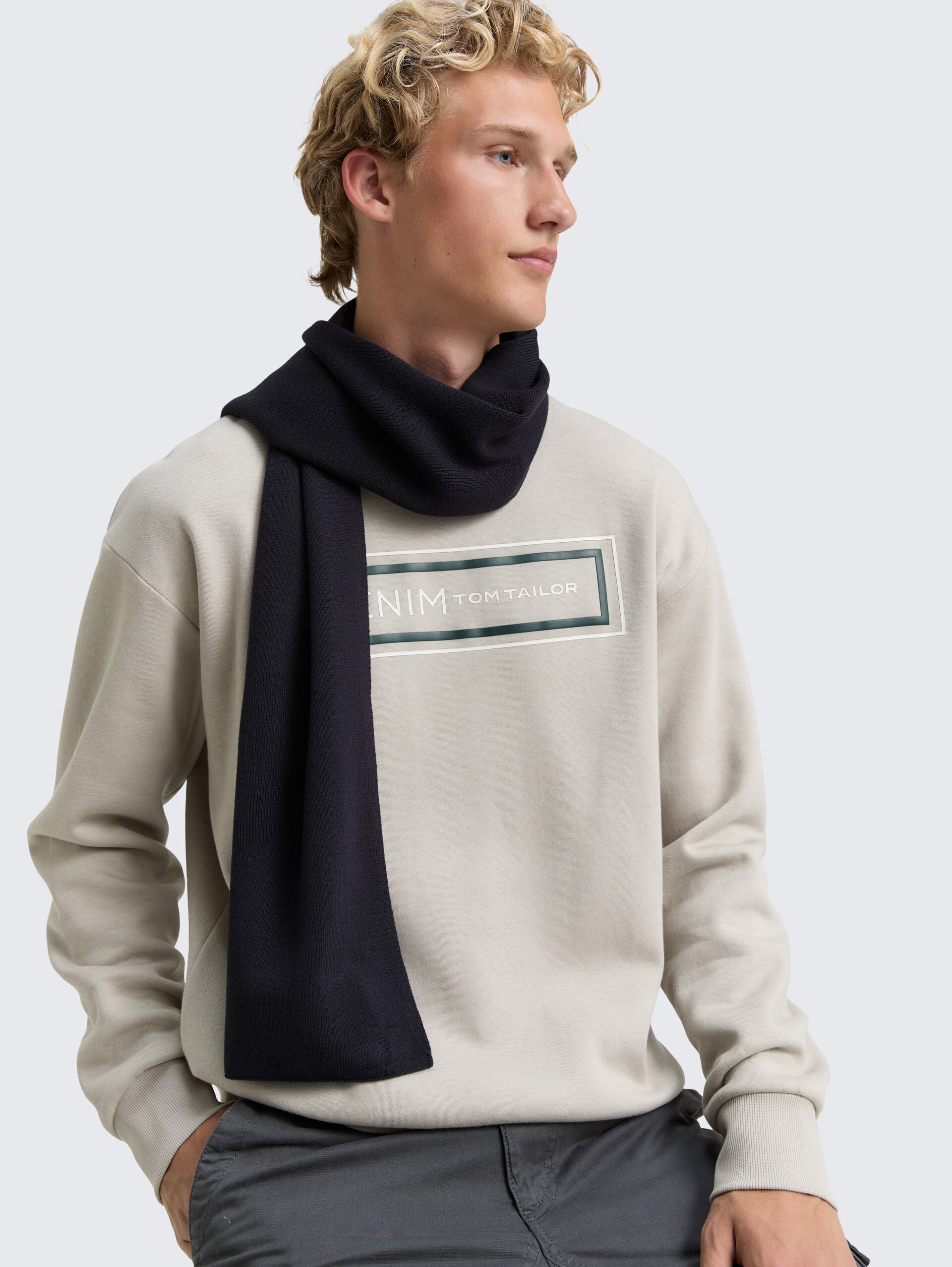 Basic Schal mit Logo-Stickerei - sky captain blue - Ausschnitt Model-Vorderansicht