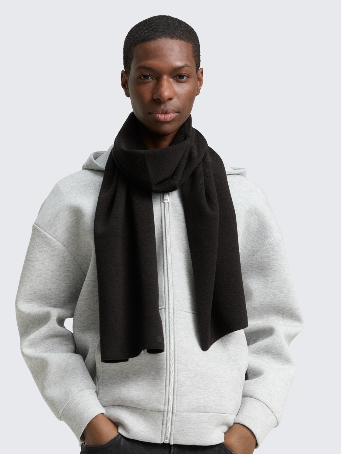 Basic Schal mit Logo-Stickerei - Black - Ausschnitt Model-Vorderansicht