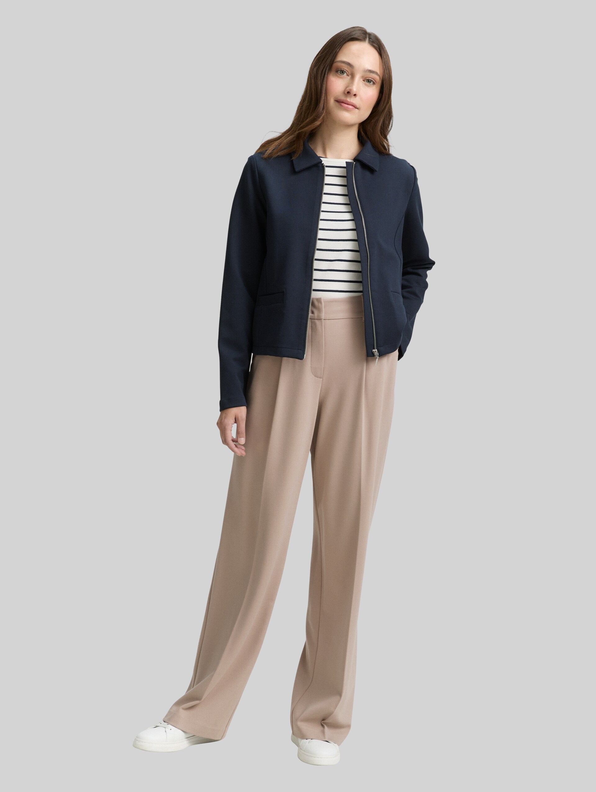 TTLEA broek met wijde pijpen - soft taupe grey - Model vooraanzicht