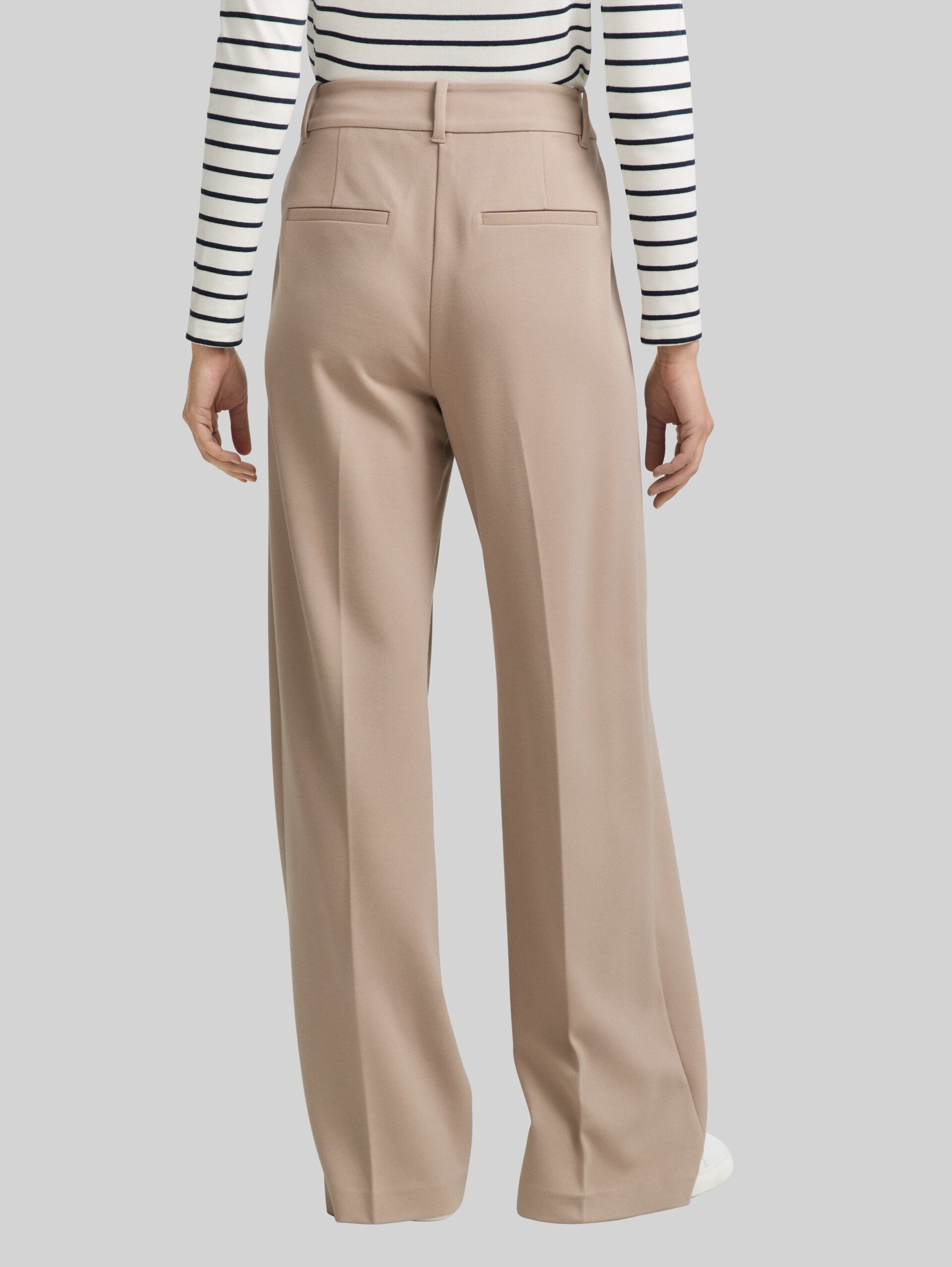 TTLEA broek met wijde pijpen - soft taupe grey - Neklijn model-achteraanzicht