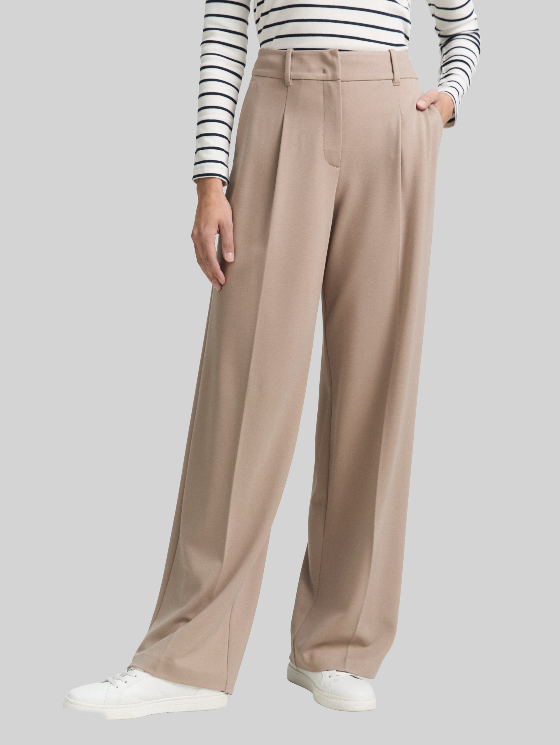 TTLEA broek met wijde pijpen - soft taupe grey - Nek model vooraanzicht