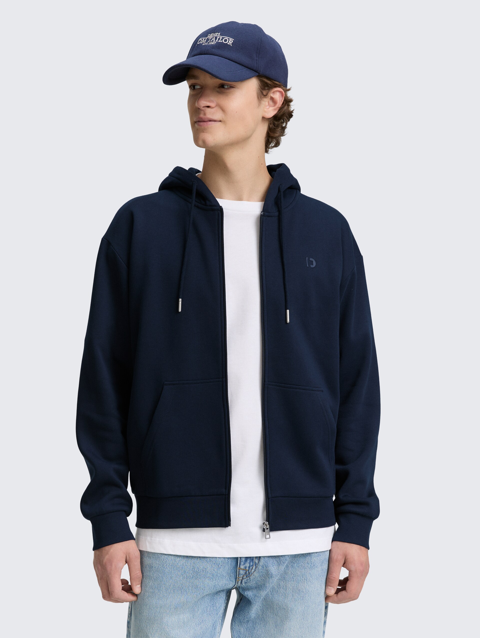 Hoodie Sweatjacke mit Logo-Print - sky captain blue - Ausschnitt Model-Vorderansicht