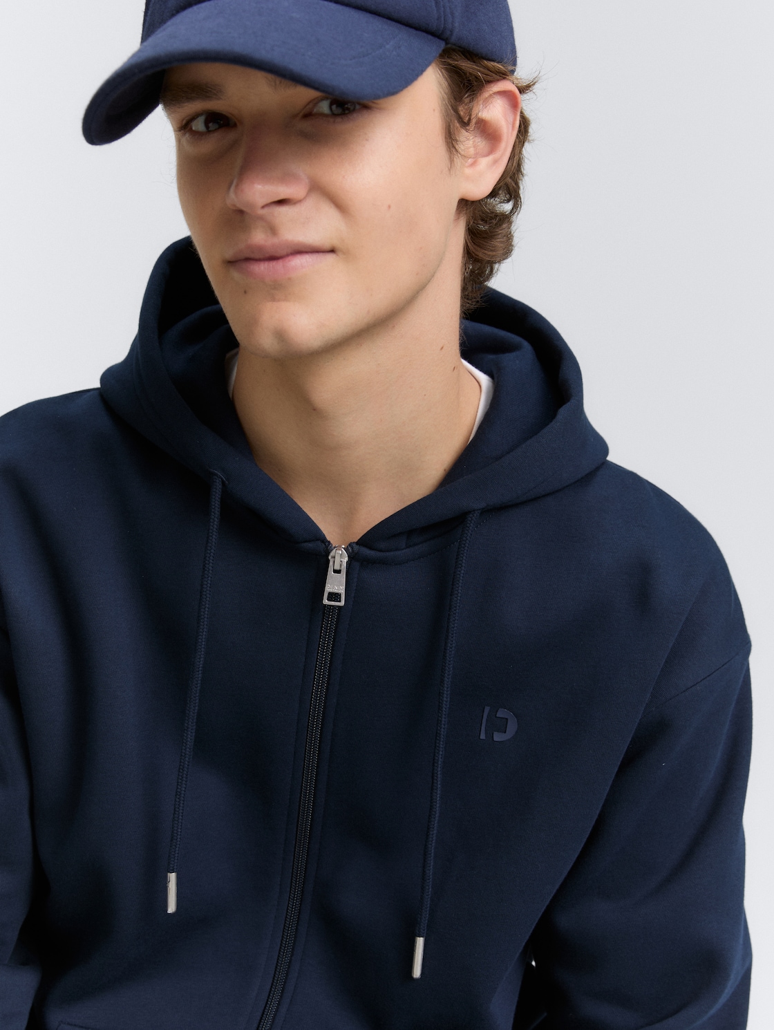 Hoodie Sweatjacke mit Logo-Print - sky captain blue - Detail-Model-Ansicht