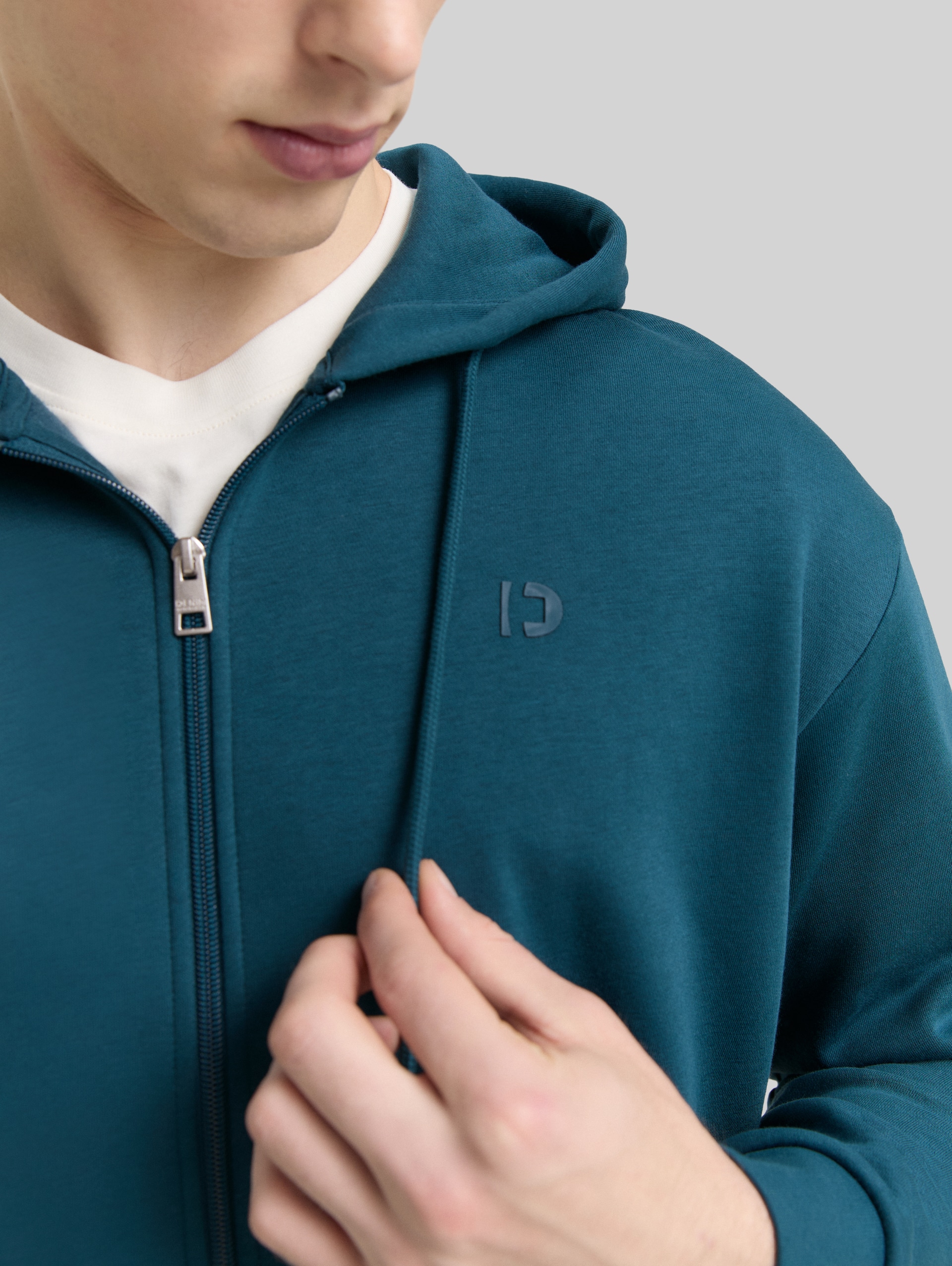Hoodie-sweatjack met logoprint - deep pond green - Detailaanzicht model