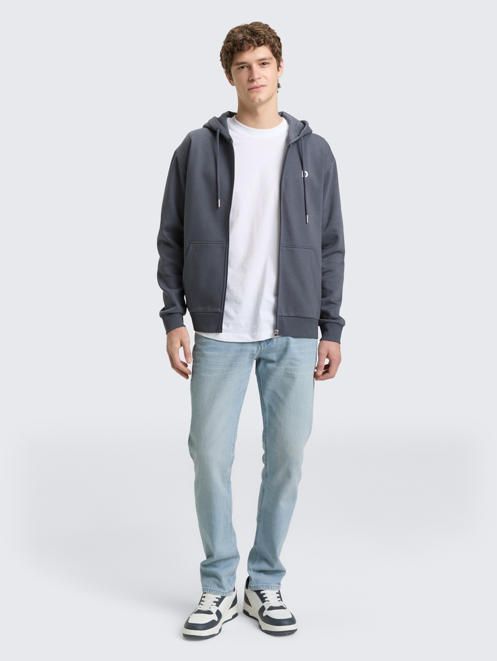 Hoodie Sweatjacke mit Logo-Print - urban medium grey - Model-Vorderansicht