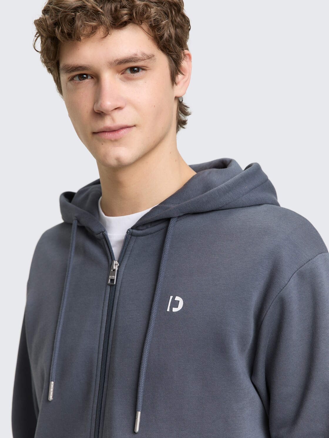 Hoodie Sweatjacke mit Logo-Print - urban medium grey - Detail-Model-Ansicht