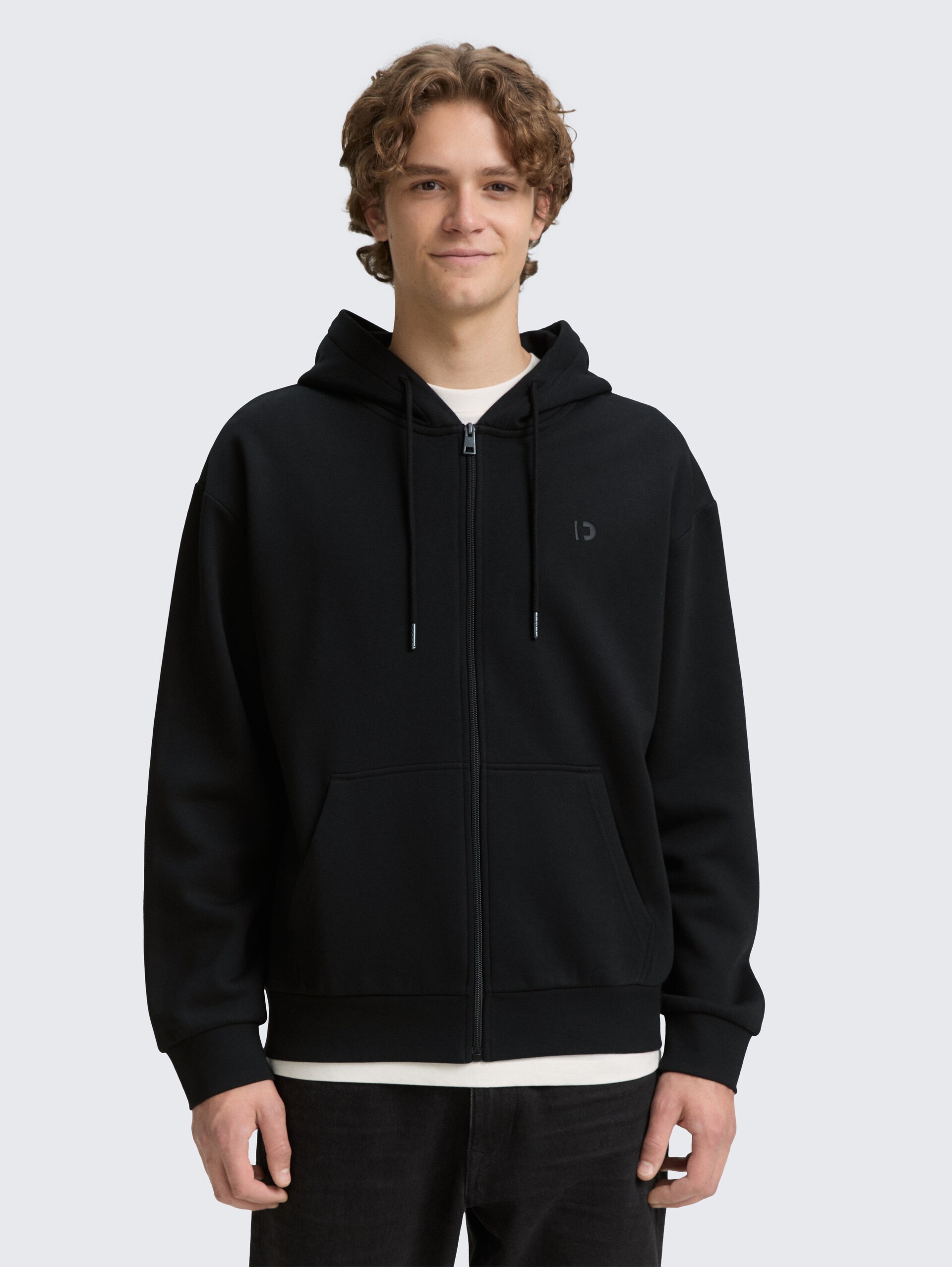 Hoodie Sweatjacke mit Logo-Print - Black - Ausschnitt Model-Vorderansicht