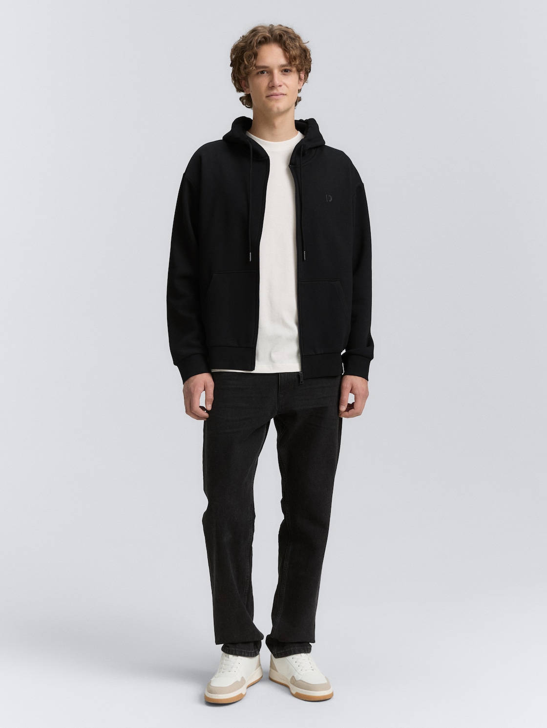 Hoodie Sweatjacke mit Logo-Print - Black - Model-Vorderansicht