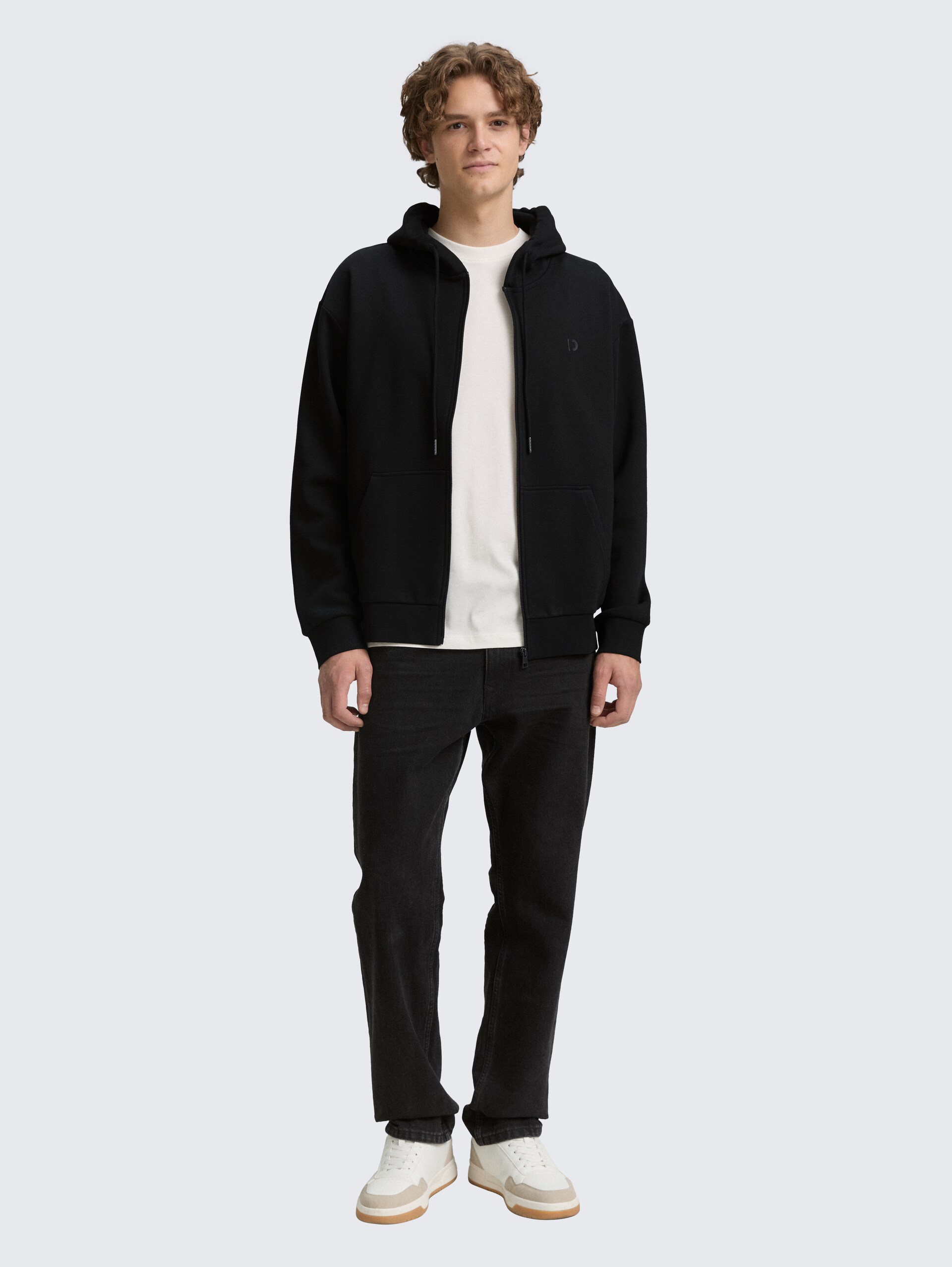 Hoodie Sweatjacke mit Logo-Print - Black - Model-Vorderansicht