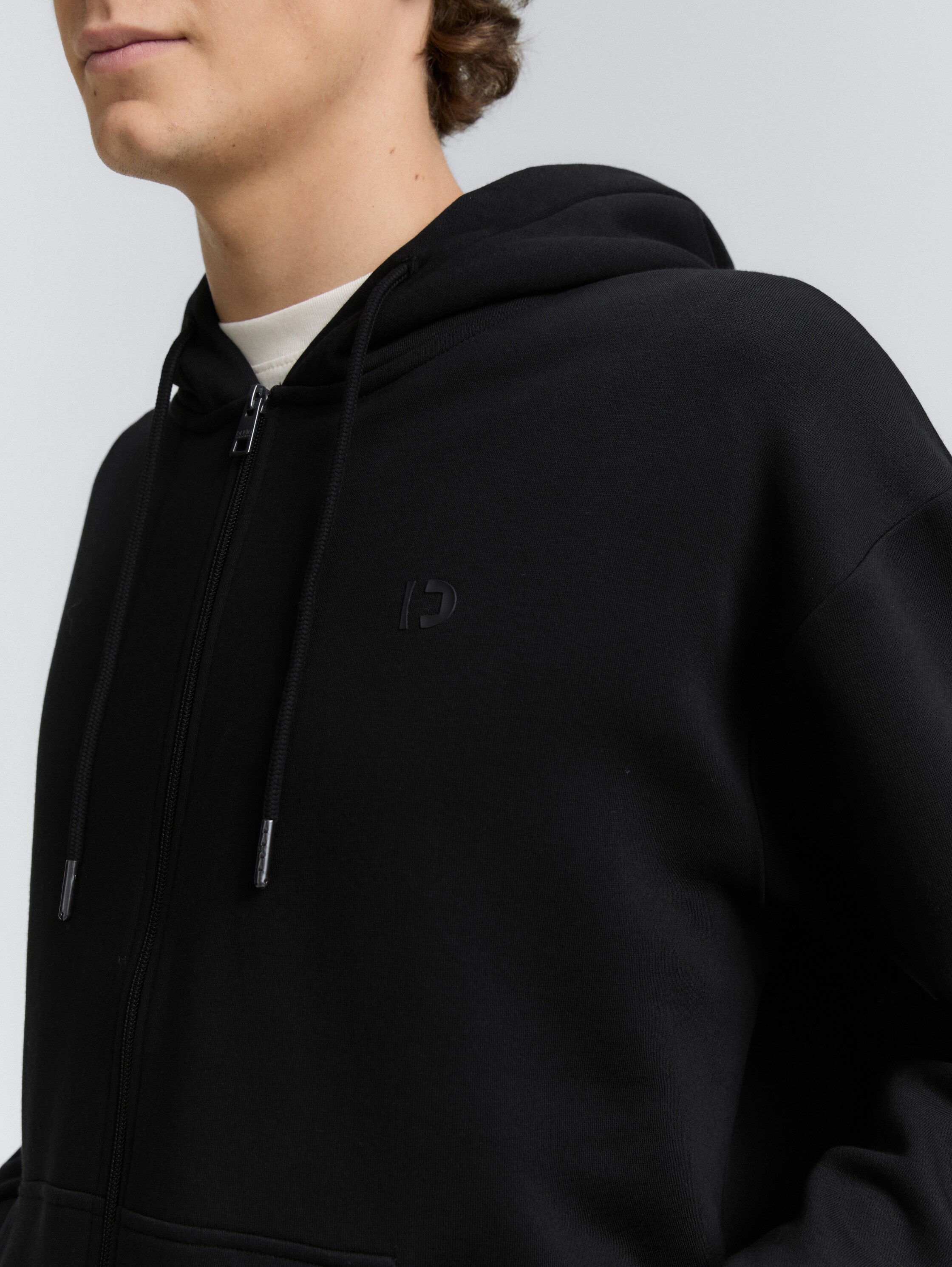 Hoodie Sweatjacke mit Logo-Print - Black - Detail-Model-Ansicht