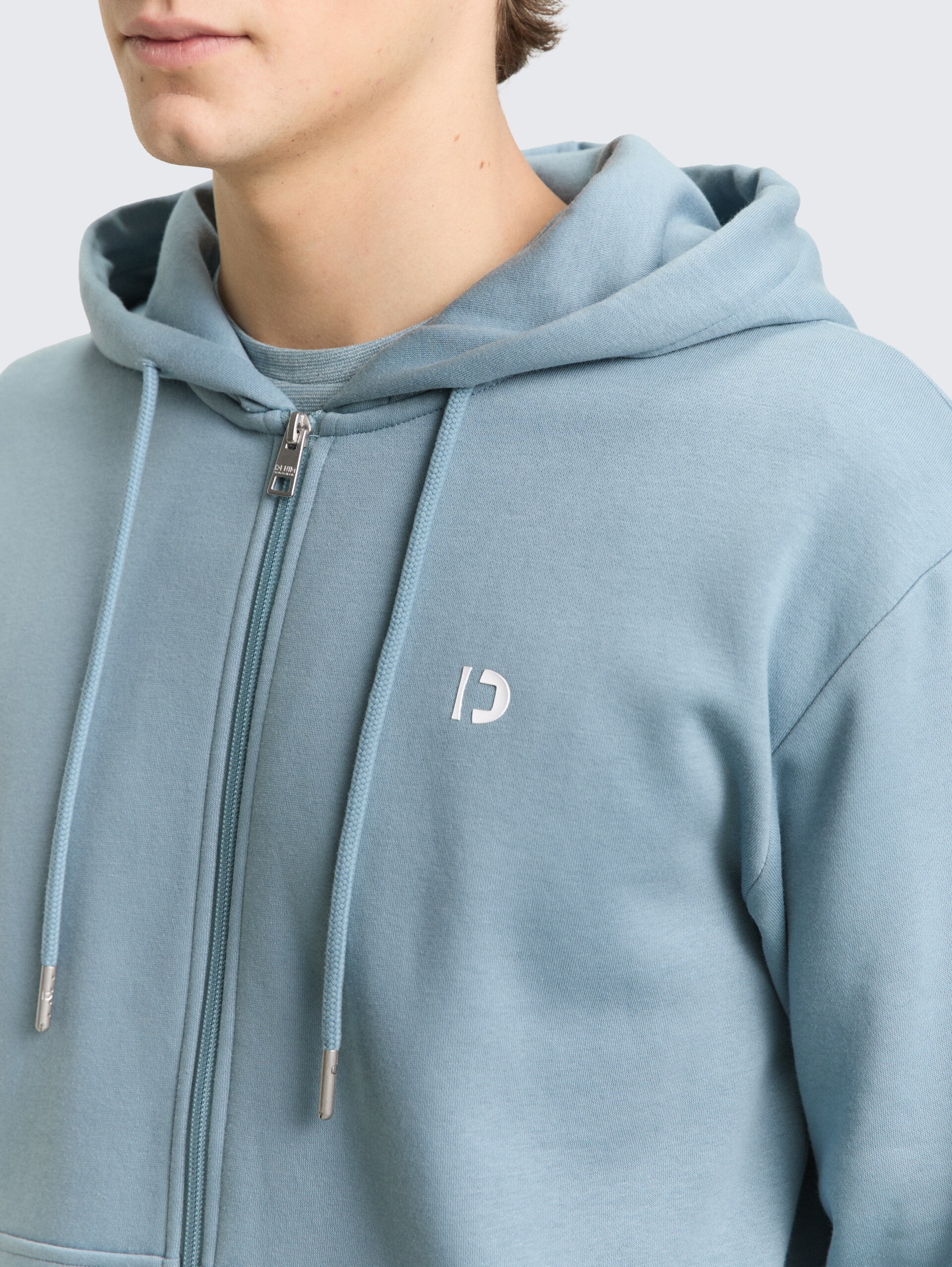 Hoodie Sweatjacke mit Logo-Print - citadel blue - Detail-Model-Ansicht