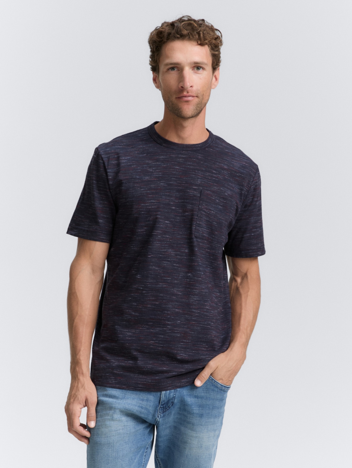 T-Shirt in Melange-Optik mit Brusttasche - navy red multi inject - Ausschnitt Model-Vorderansicht