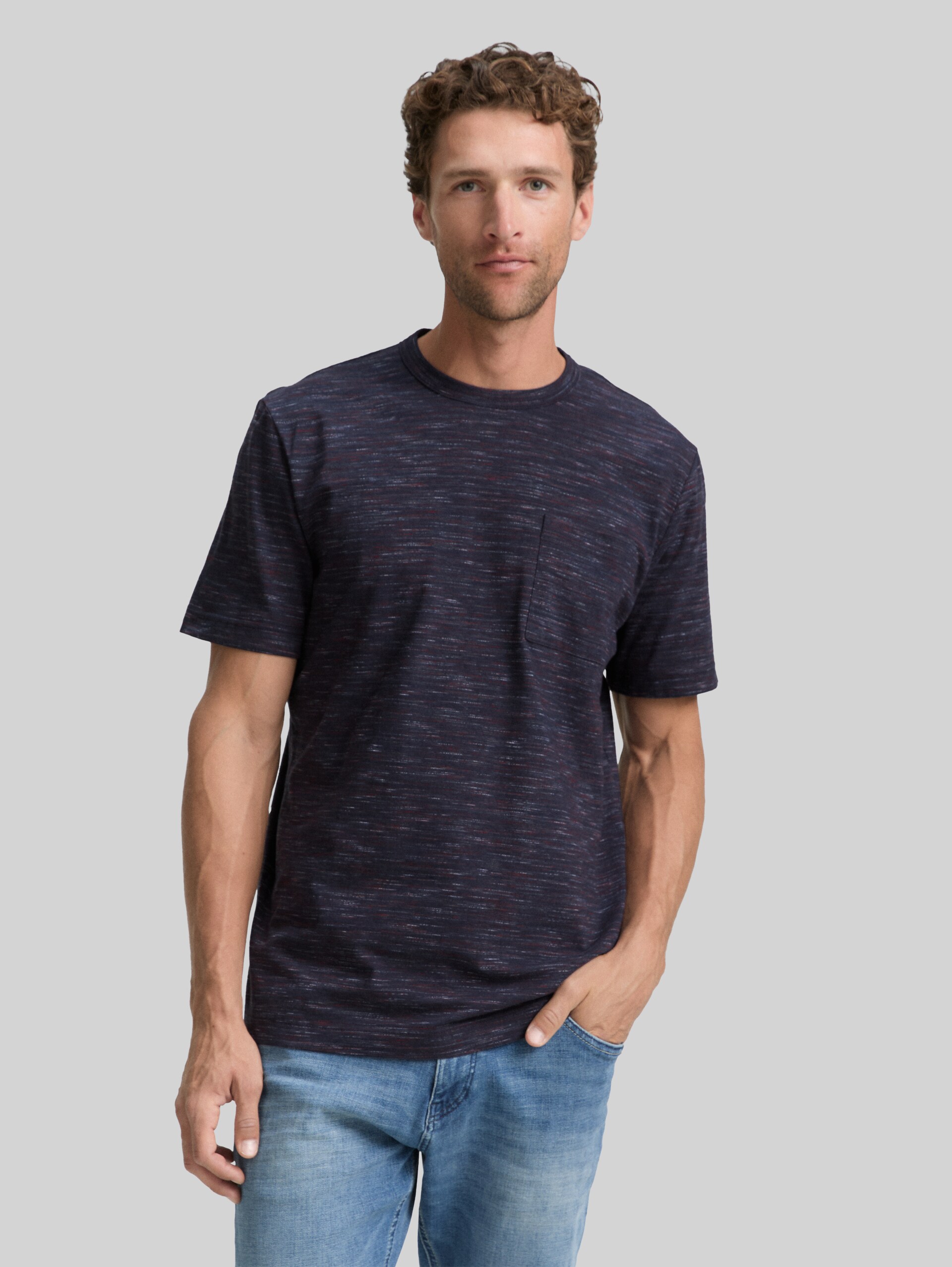 T-Shirt in Melange-Optik mit Brusttasche - navy red multi inject - Ausschnitt Model-Vorderansicht