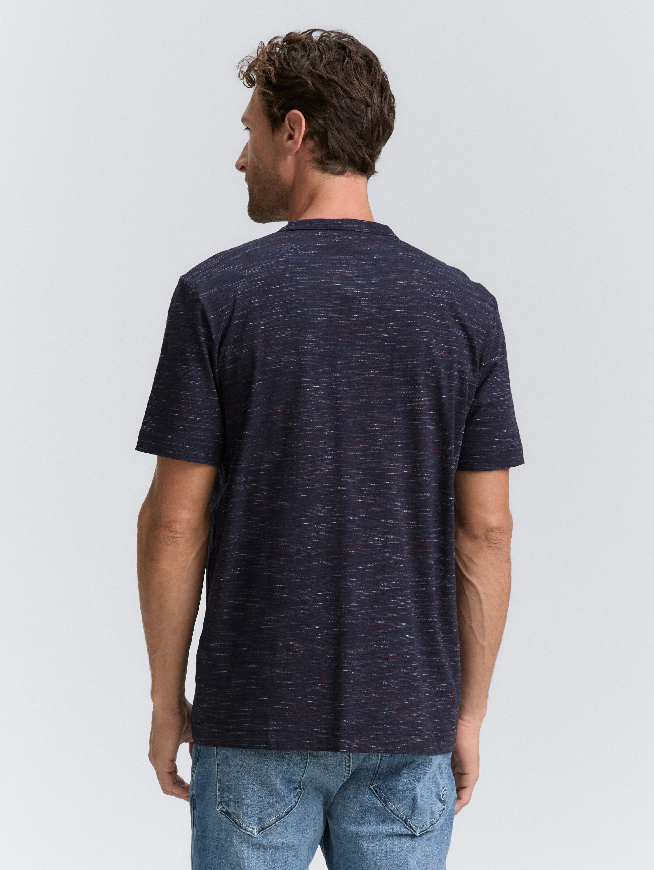 T-Shirt in Melange-Optik mit Brusttasche - navy red multi inject - Auschnitt Model-Rückansicht