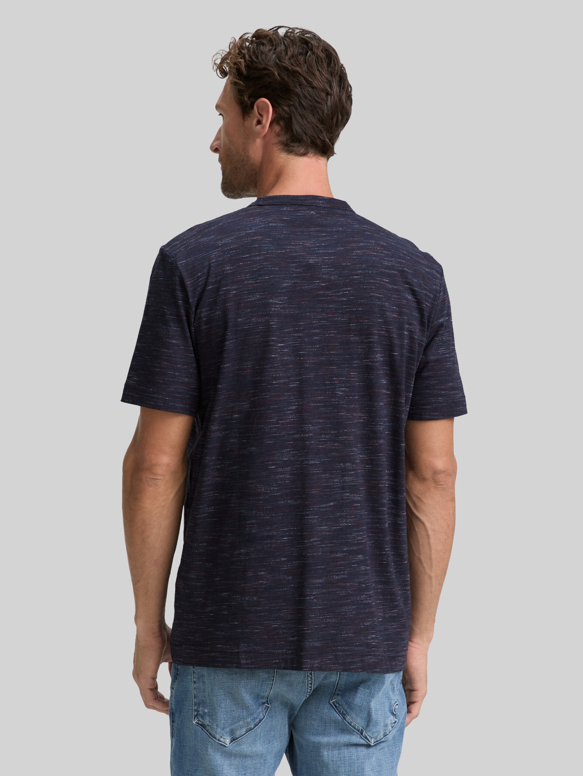 T-Shirt in Melange-Optik mit Brusttasche - navy red multi inject - Auschnitt Model-Rückansicht