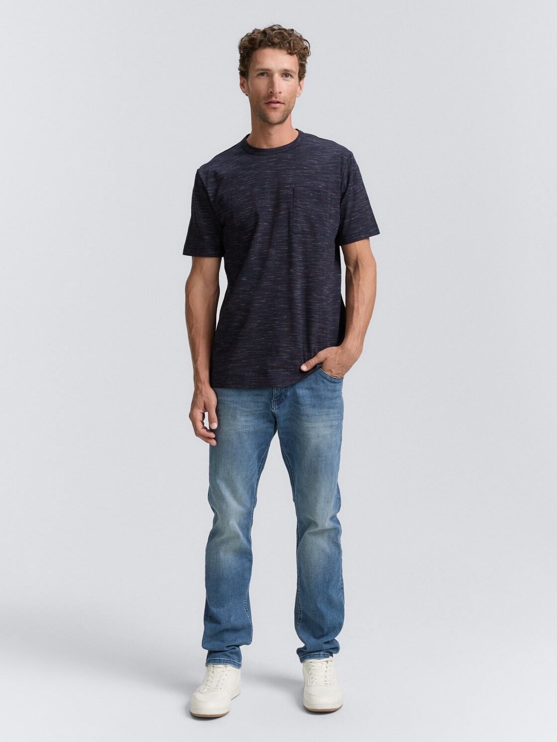 T-Shirt in Melange-Optik mit Brusttasche - navy red multi inject - Model-Vorderansicht