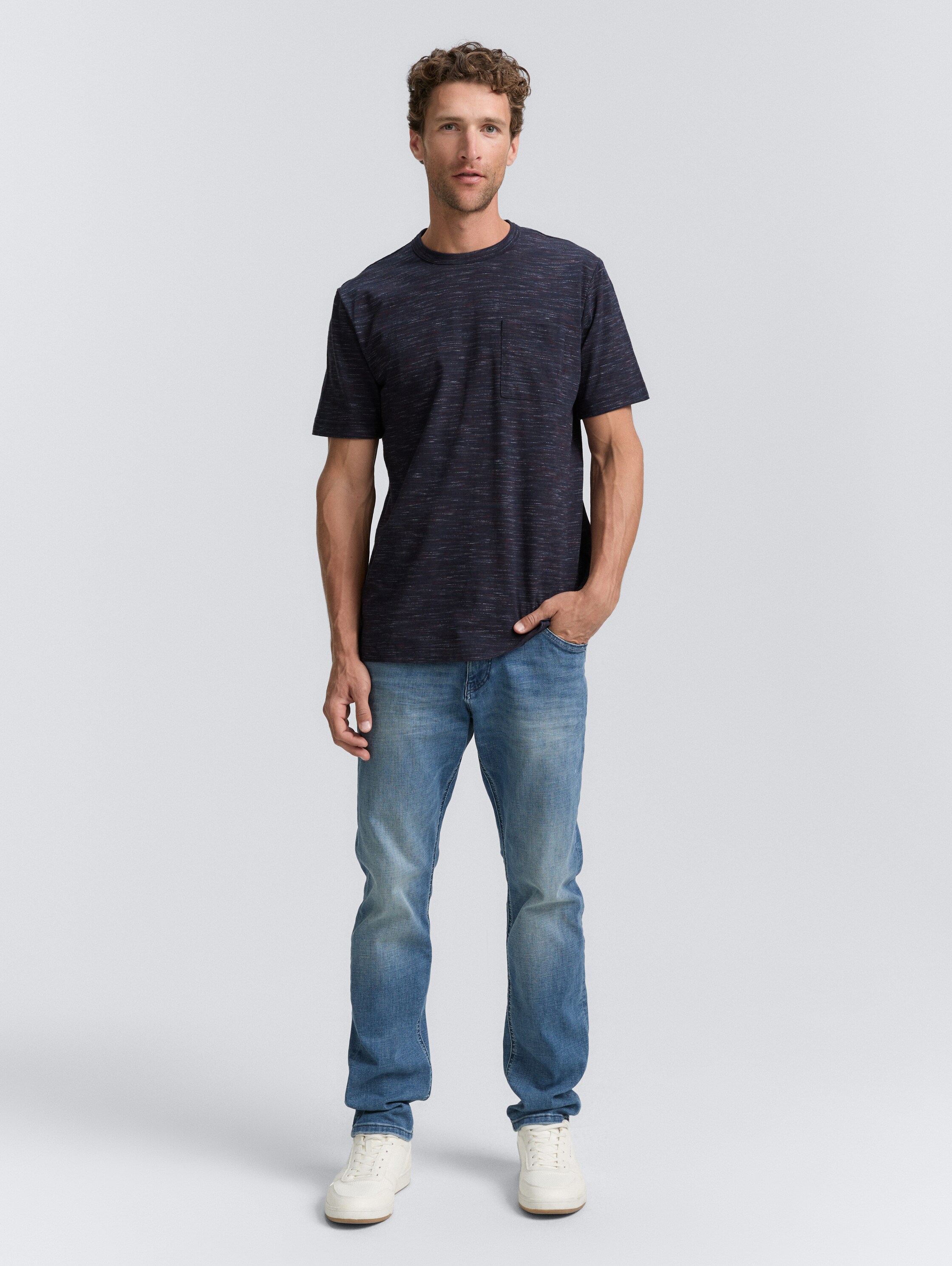 T-Shirt in Melange-Optik mit Brusttasche - navy red multi inject - Model-Vorderansicht