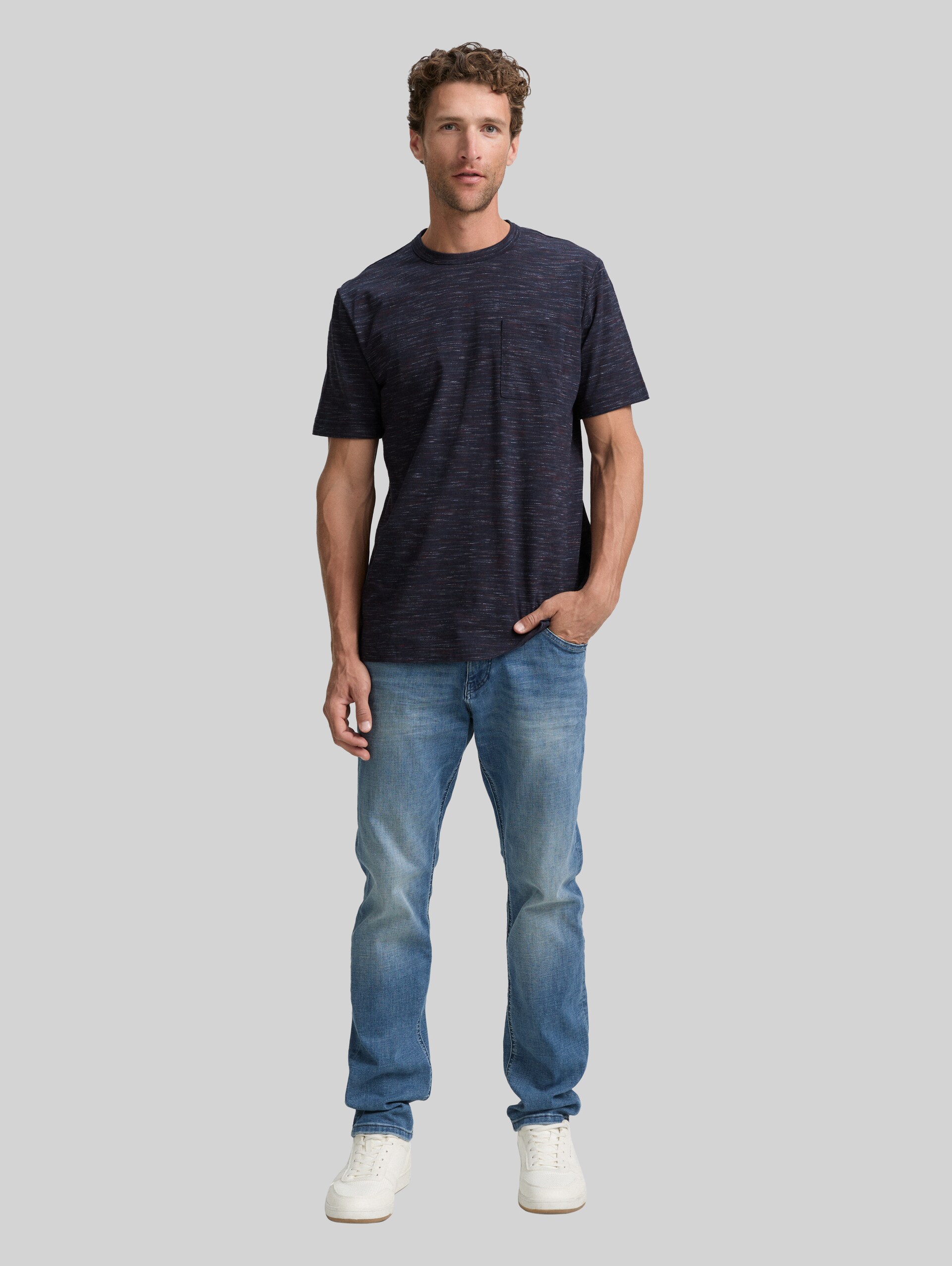 T-Shirt in Melange-Optik mit Brusttasche - navy red multi inject - Model-Vorderansicht