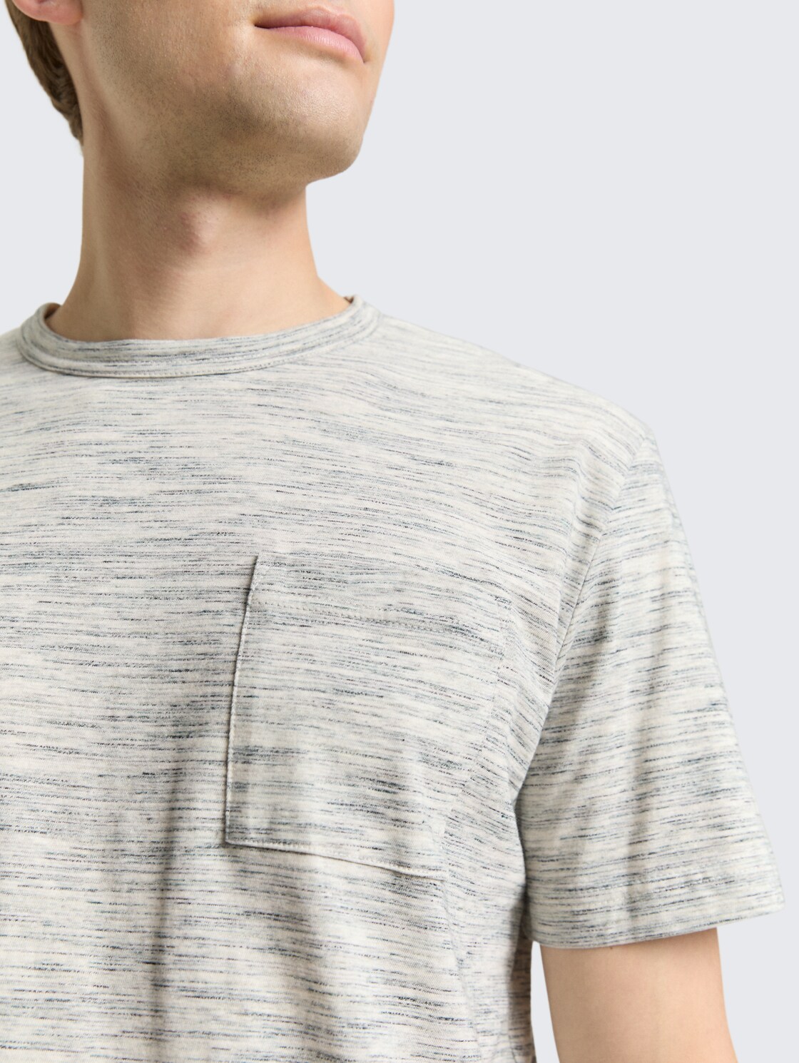 T-Shirt in Melange-Optik mit Brusttasche - gardenia white multi inject - Detail-Model-Ansicht