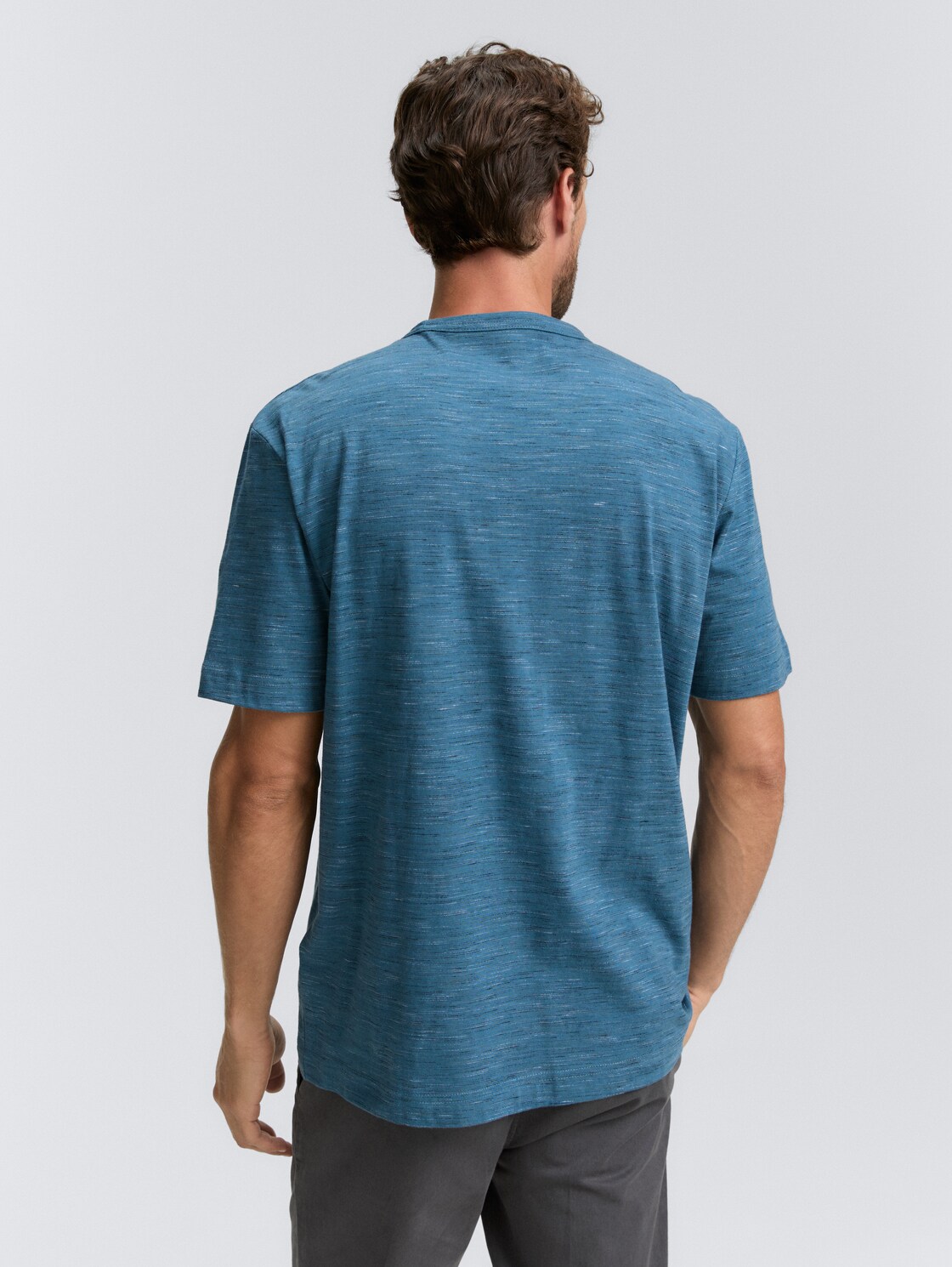 T-Shirt in Melange-Optik mit Brusttasche - real teal blue multi inject - Auschnitt Model-Rückansicht