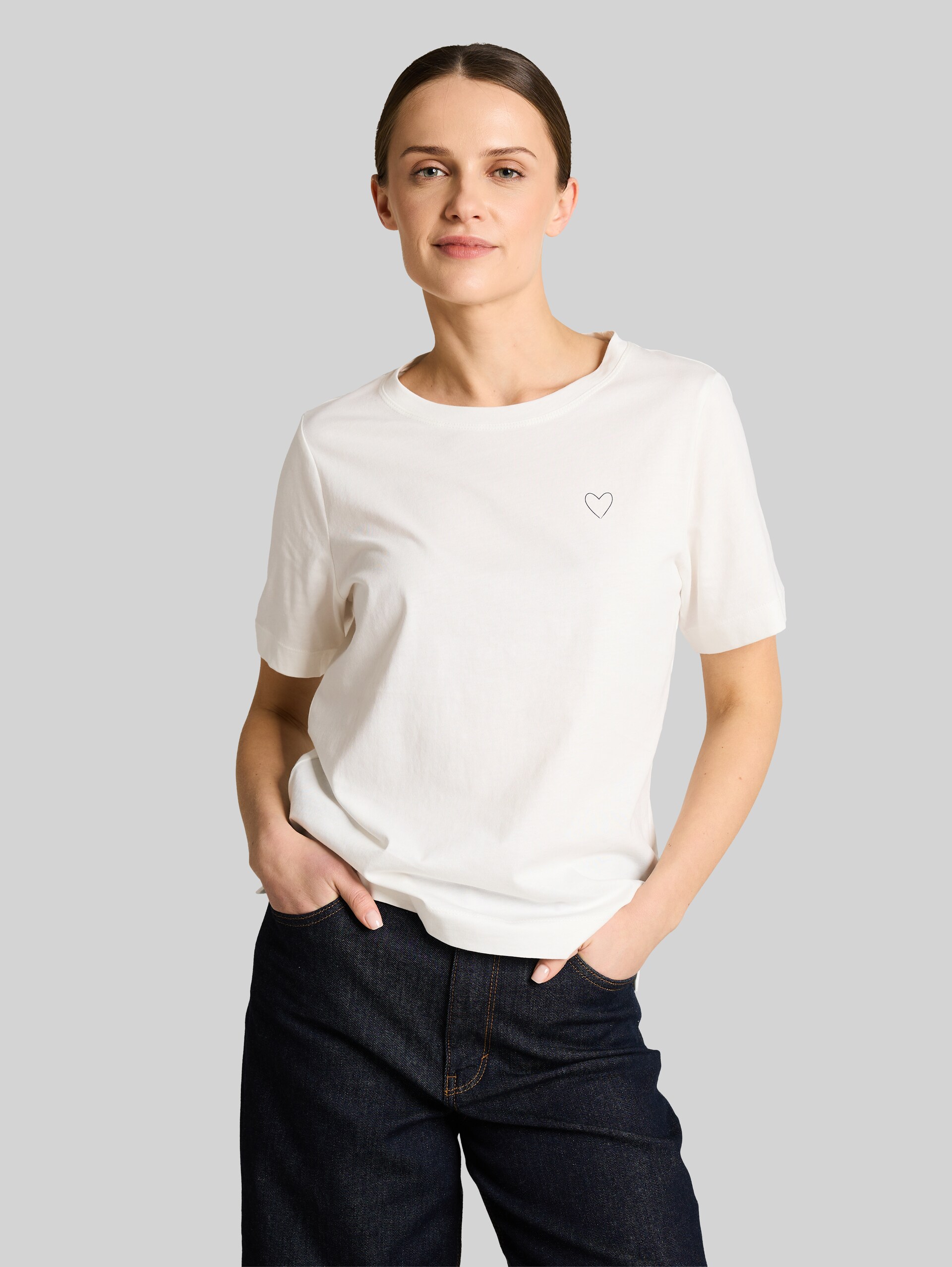 Cotton T-shirt - Whisper White - Neckline model front view