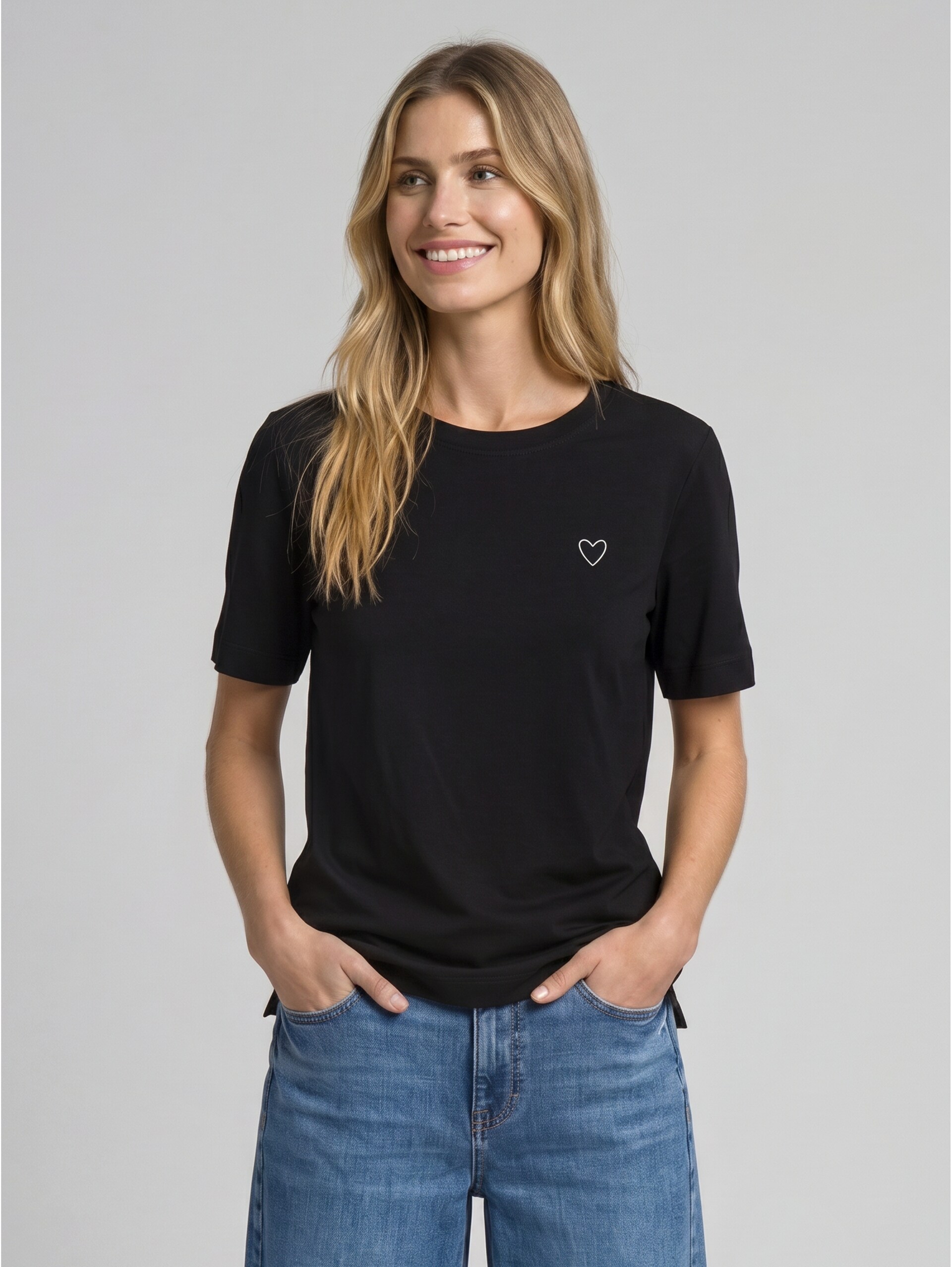 T-Shirt aus Baumwolle - deep black - Ausschnitt Model-Vorderansicht