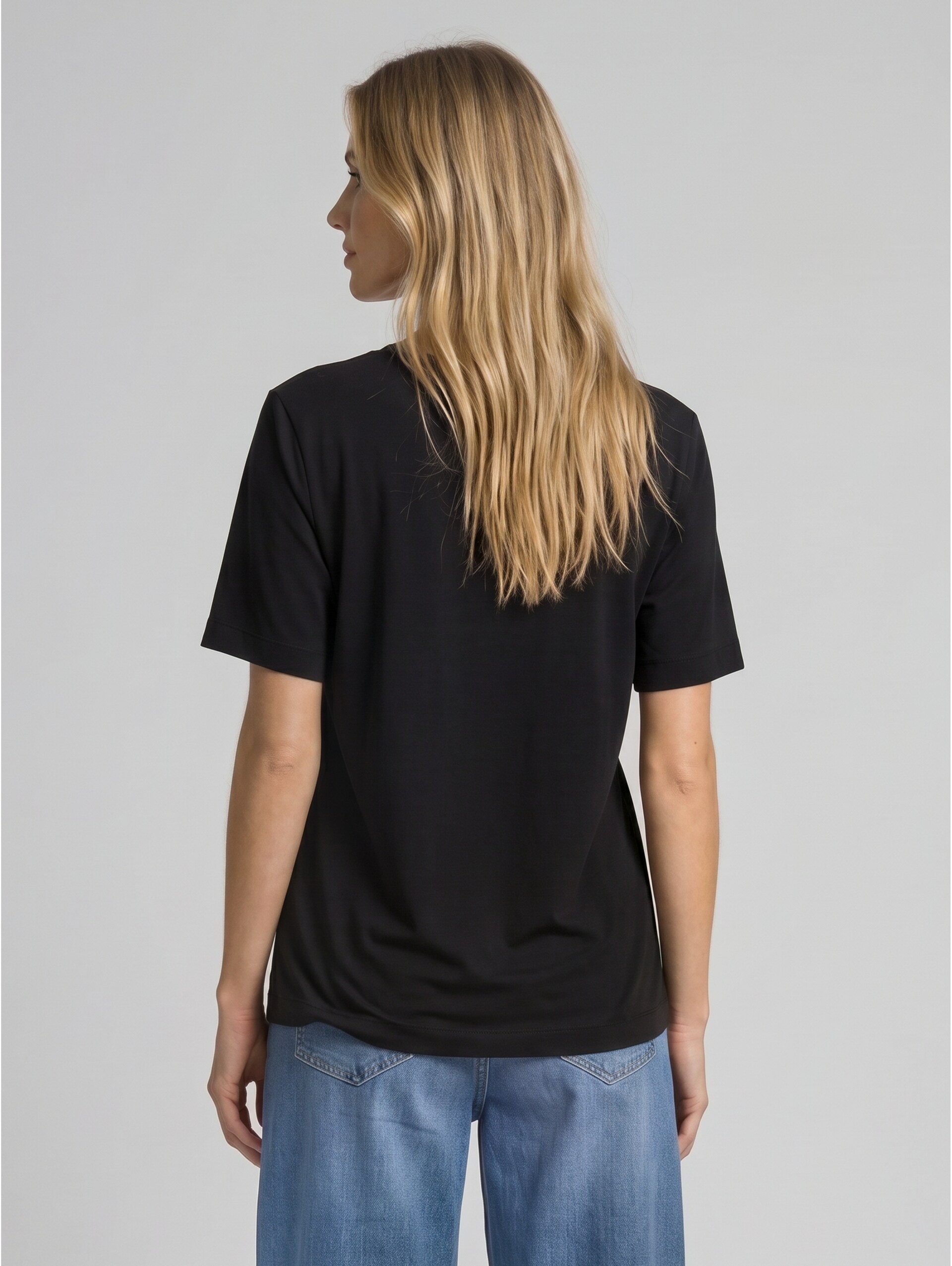 T-Shirt aus Baumwolle - deep black - Auschnitt Model-Rückansicht