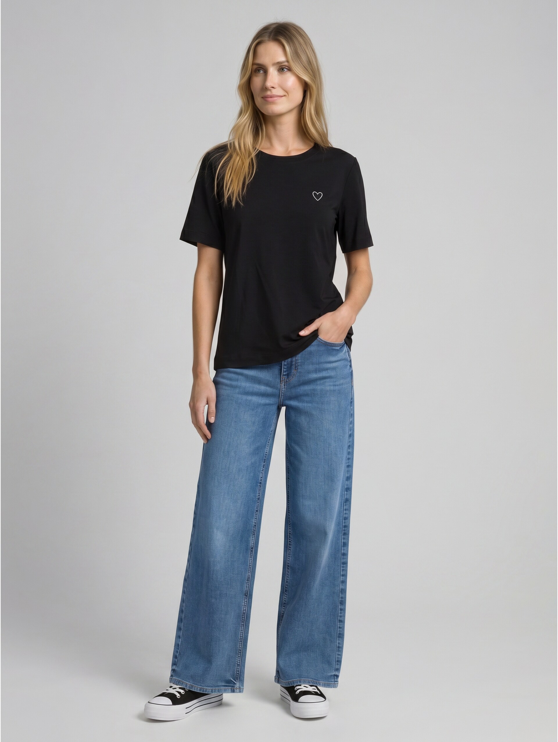 T-Shirt aus Baumwolle - deep black - Model-Vorderansicht