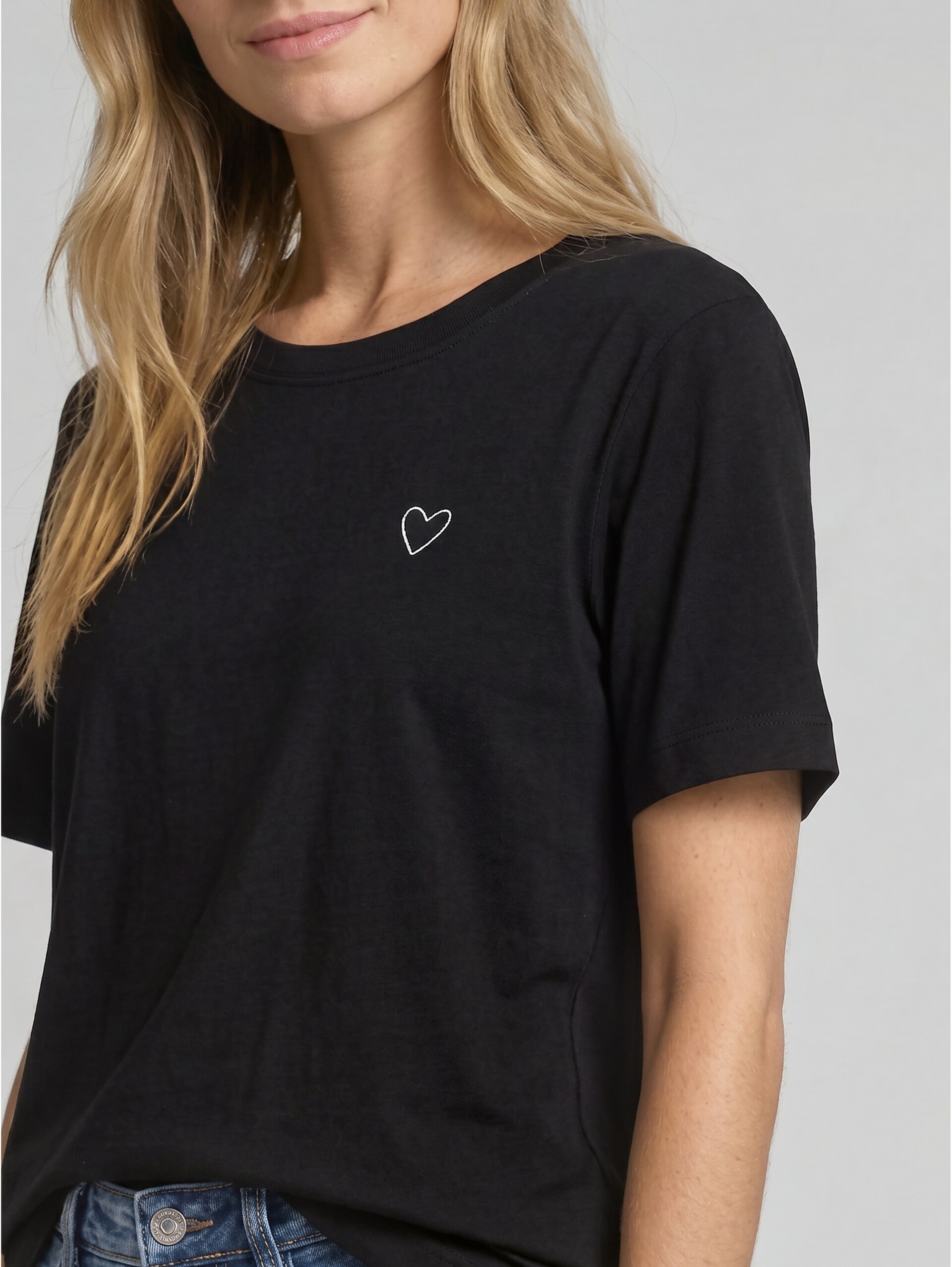 T-Shirt aus Baumwolle - deep black - Detail-Model-Ansicht