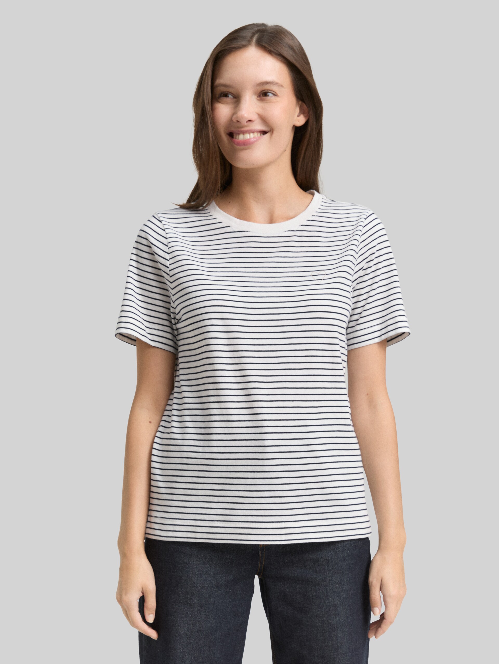 Cotton T-shirt - offwhite navy thin stripe - Neckline model front view