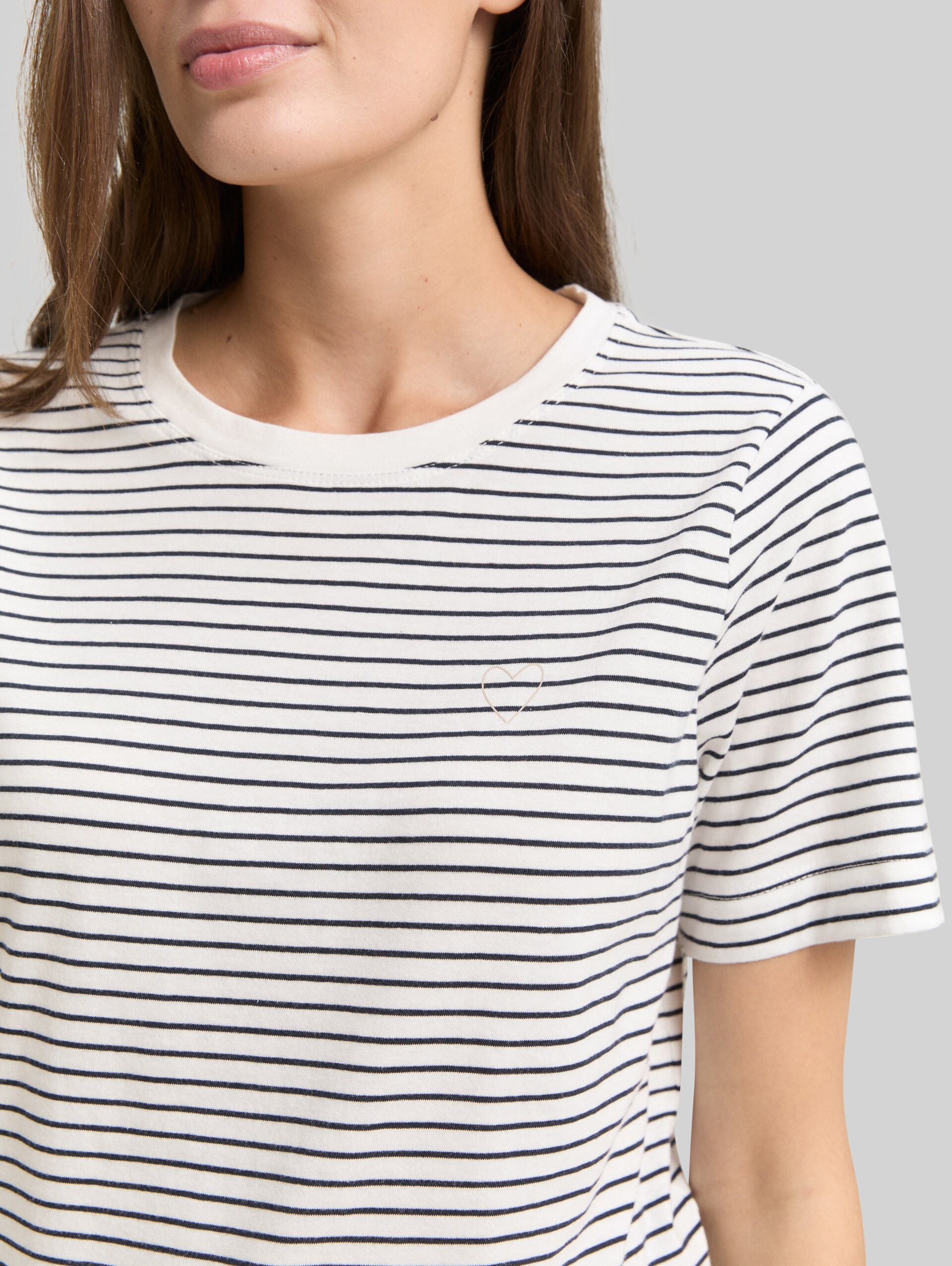 Cotton T-shirt - offwhite navy thin stripe - Detail model view